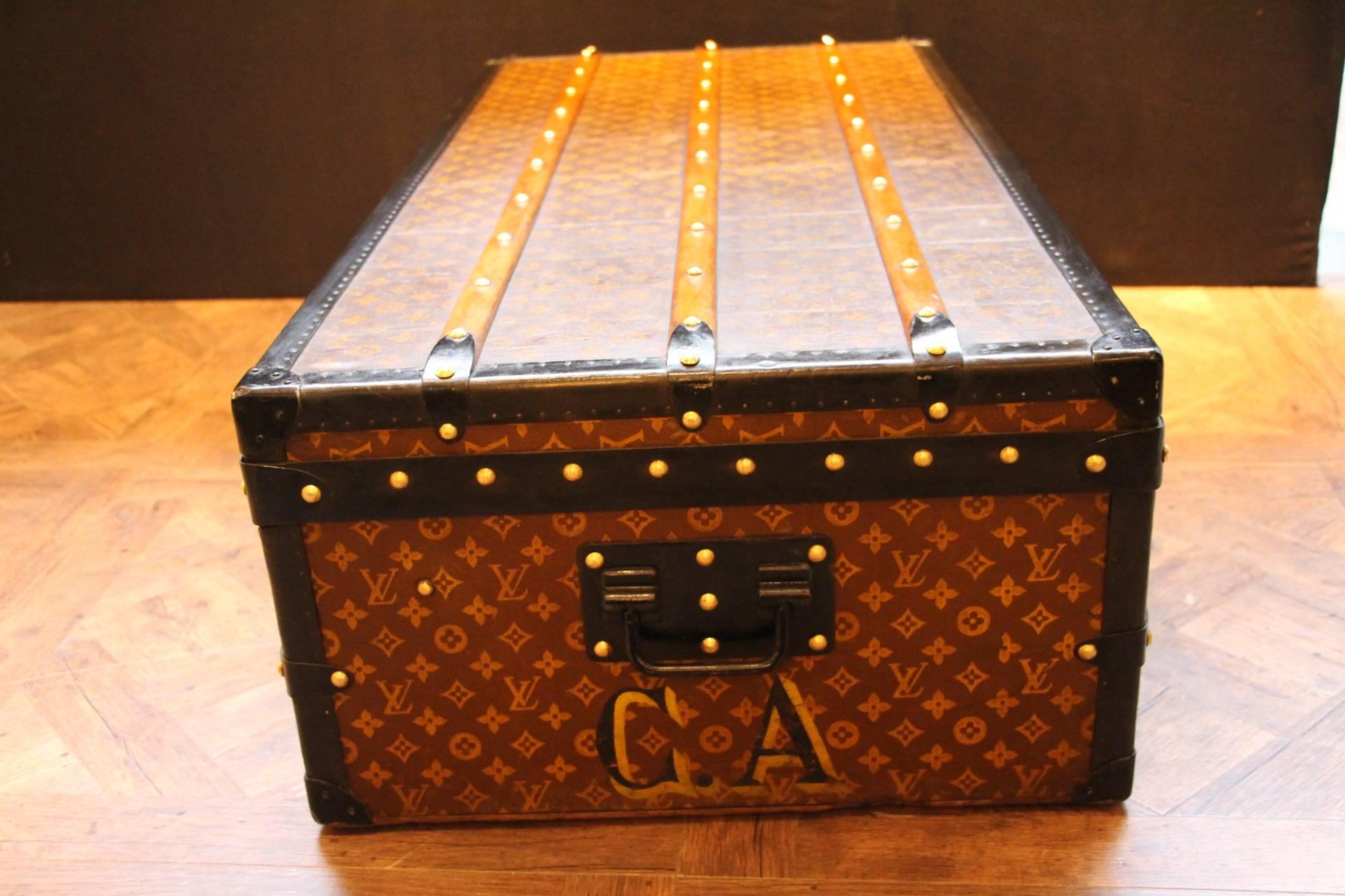 Gorgeous Louis Vuitton stenciled monogram canvas featuring black leather trim, brass clasps, lock and studs. Steel side handles. Beautiful warm patina.
All original and complete interior composed of two half trays, two compartments and underneath