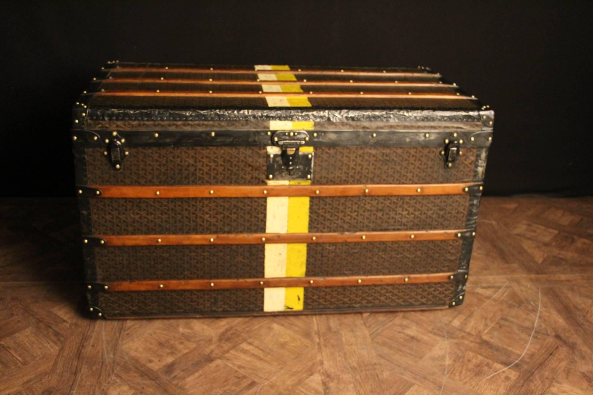 This large Goyard steamer trunk features the famous and sought after chevrons canvas, steel trim, steel locks and side handles.
Thanks to its size this steamer trunk could easily be used as a console or a blanket chest. Moreover it has got a