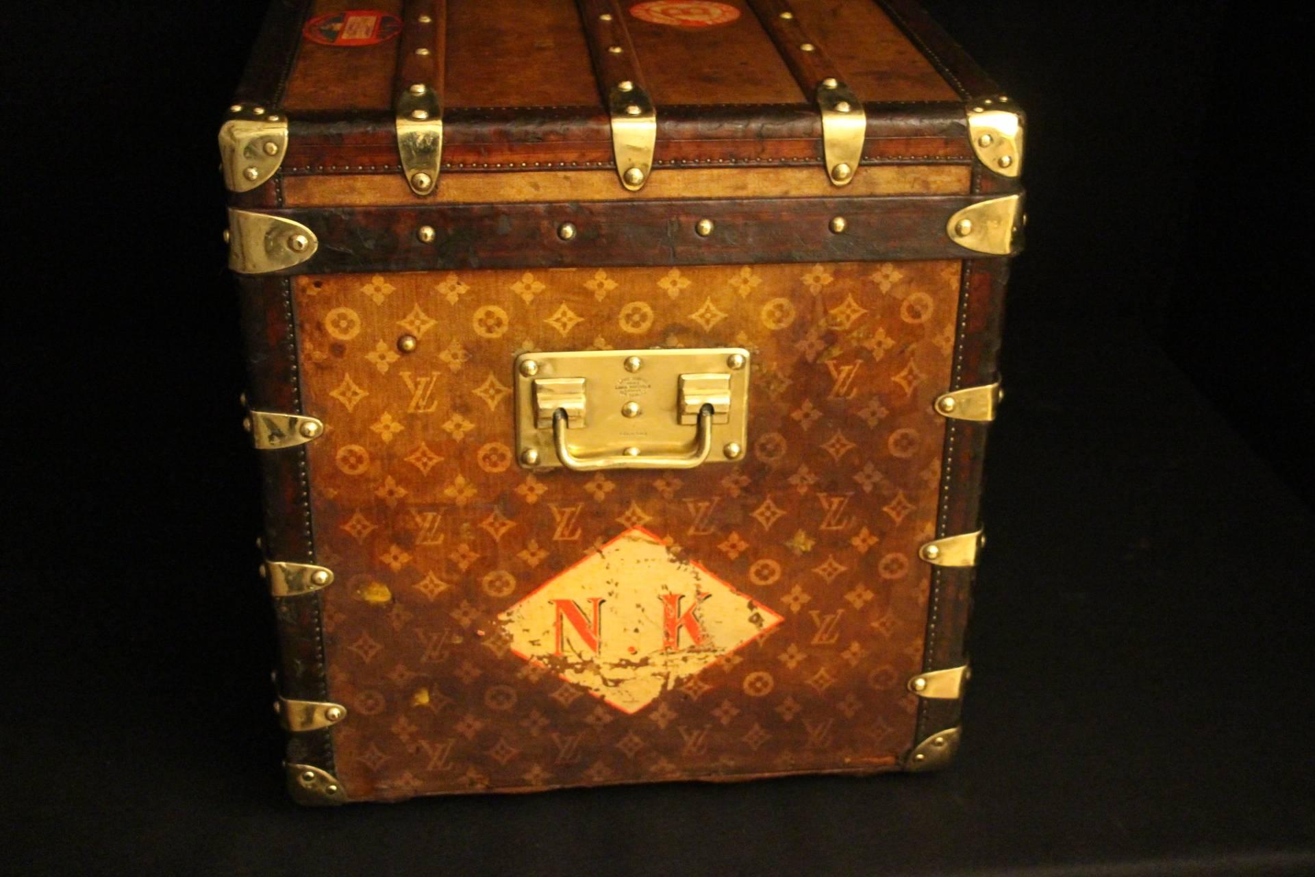 This top of the range Louis Vuitton steamer trunk features tissé canvas, leather trim, brass side handles, corners and all stamped LV studs. I t has got very elegant proportions as well as a very warm patina. All original.
Its interior is original