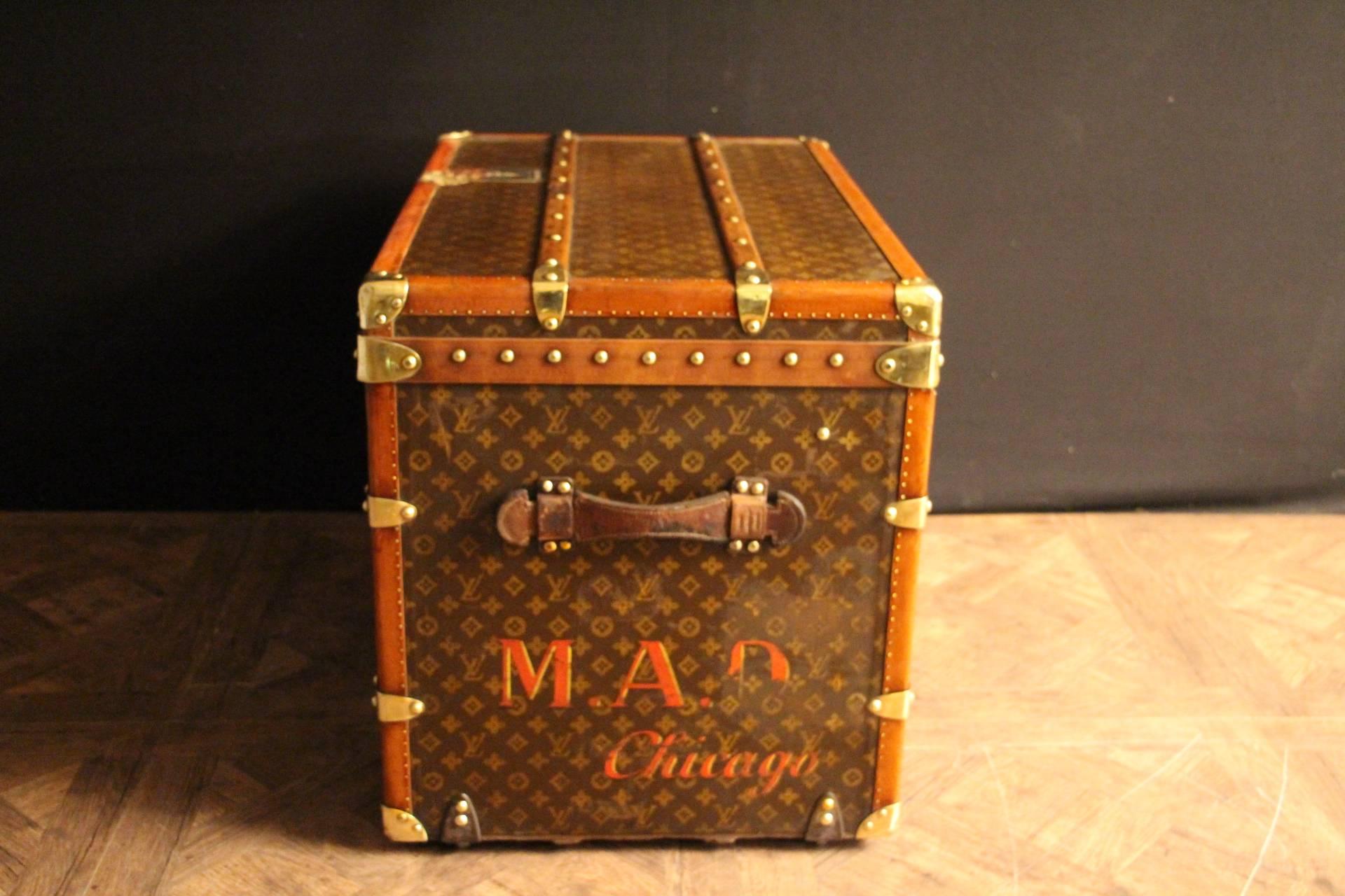 This gorgeous Louis Vuitton hat trunk features monogramm canvas, LV, lozine trim, stamped brass locks, LV stamped brass studs, brass corners and its original leather side handles. It has got a warm and elegant patina.
Its interior is breathtaking.