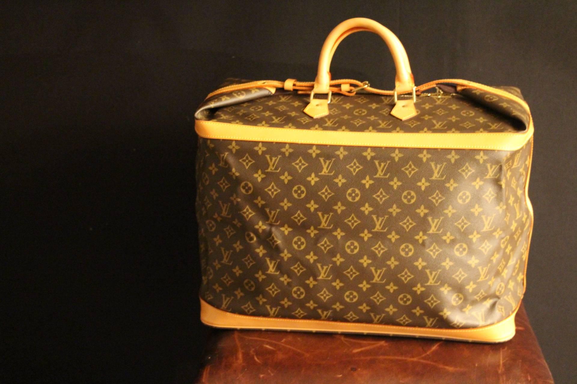 Beautiful travel bag in monogram canvas and leather. This large size is no longer available in Louis Vuitton stores. This is a collector piece.
It features its serial number.
Its exterior is in perfect condition as well as its brown interior, no