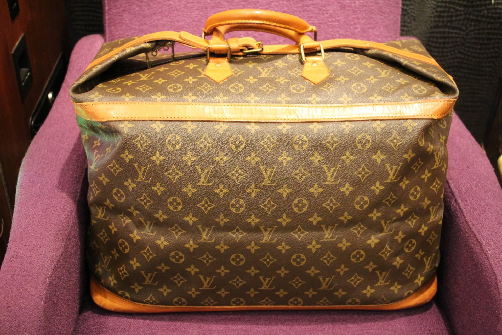 Beautiful travel bag in monogram canvas and leather. This large size is no longer available in Louis Vuitton stores. This is a collector piece.
It features its serial number and it still has got its LV name tag. Its interior is cream color.
Its