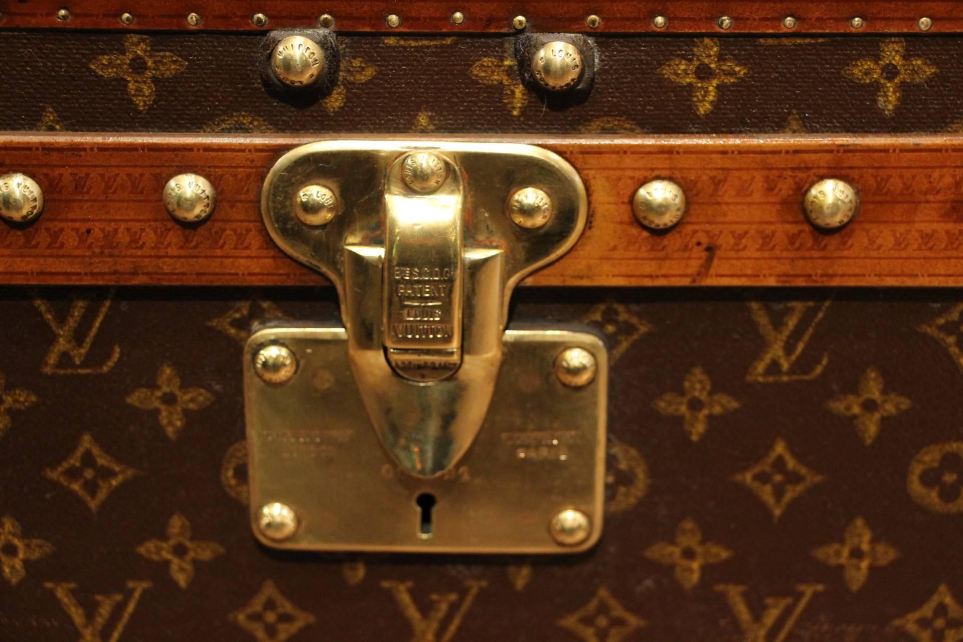 Gorgeous Louis Vuitton monogram canvas hat trunk featuring lozine trim, all brass LV stamped locks and studs. Leather side handles. Very nice and warm patina.
Its interior features two removable original webbed baskets.
Original inside lining too