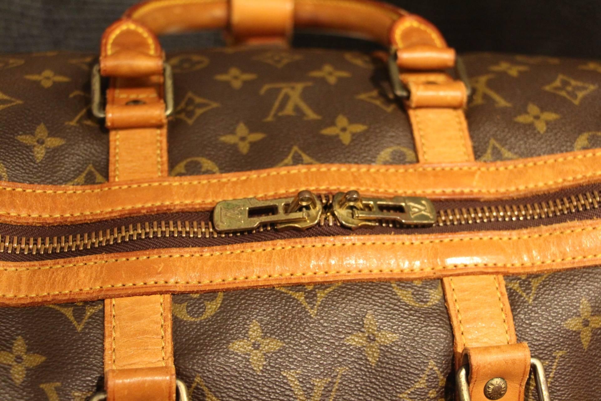 This bag is a very unusual model. Horizontally, it opens on a separate rigid compartment to put fragile items like make up, perfume bottles, after shave and so on. Original LV name holder.
As this bag cannot be found any longer in Louis Vuitton