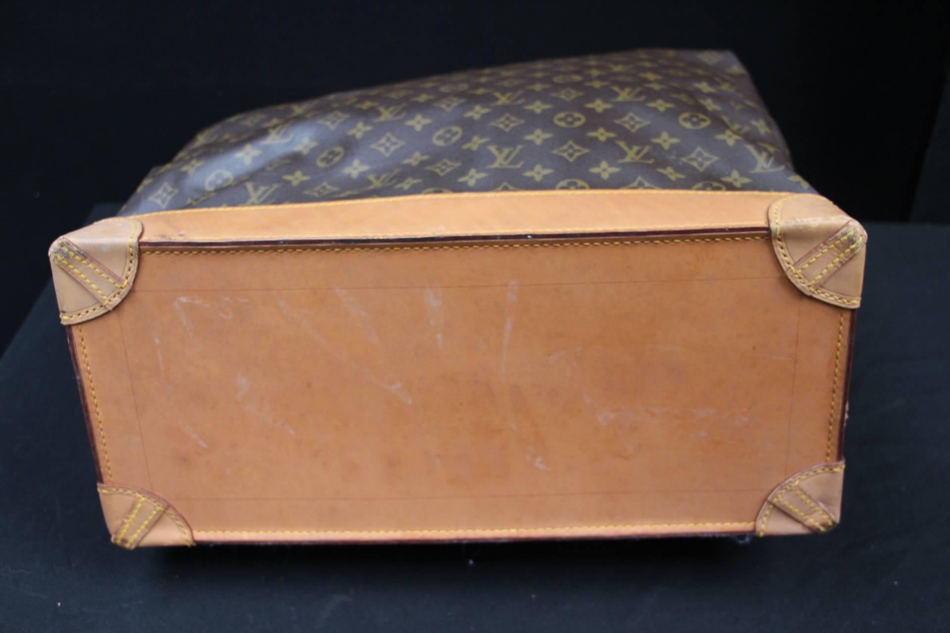 Beautiful Louis Vuitton monogram canvas.
Leather has got a very nice patina. No scratches. Slight stains.
Its interior is in very good condition, no stain and no smell.