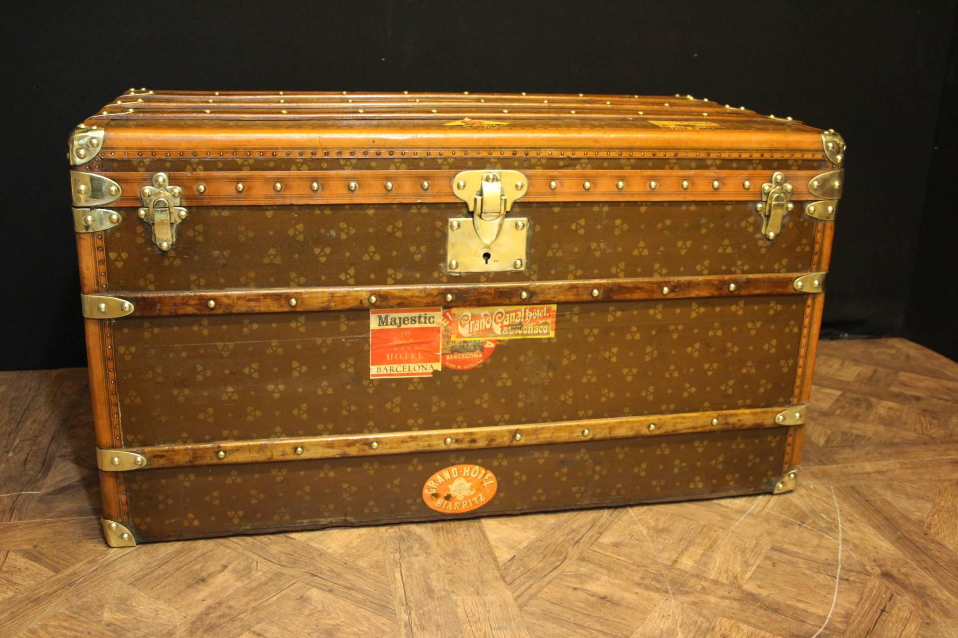 This very elegant steamer trunk features the very nice 