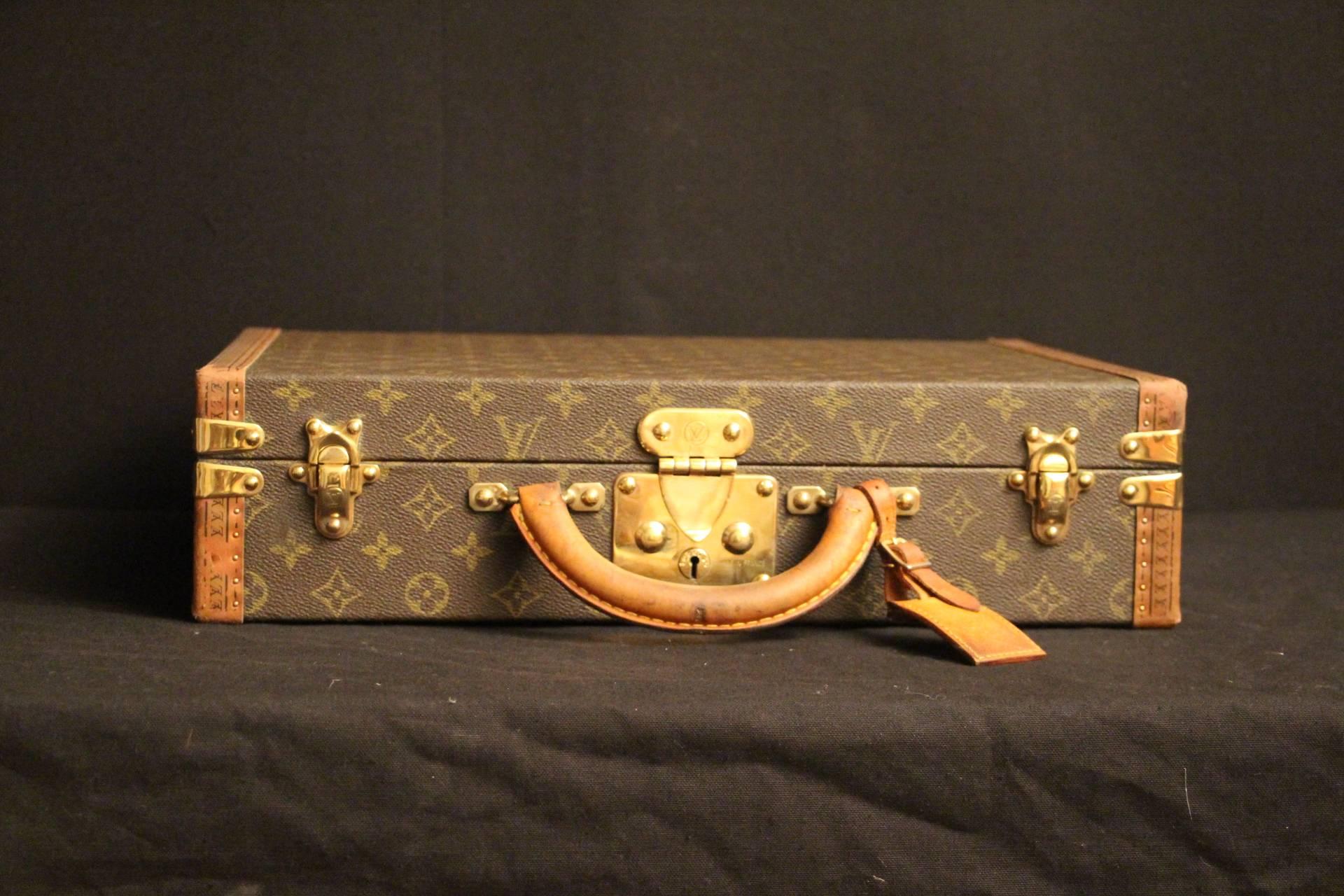 Beautiful monogram Louis Vuitton attaché case featuring brass corners, brass locks and round leather handle.
Beautiful green interior.
Serial number, key, leather name tag.
 