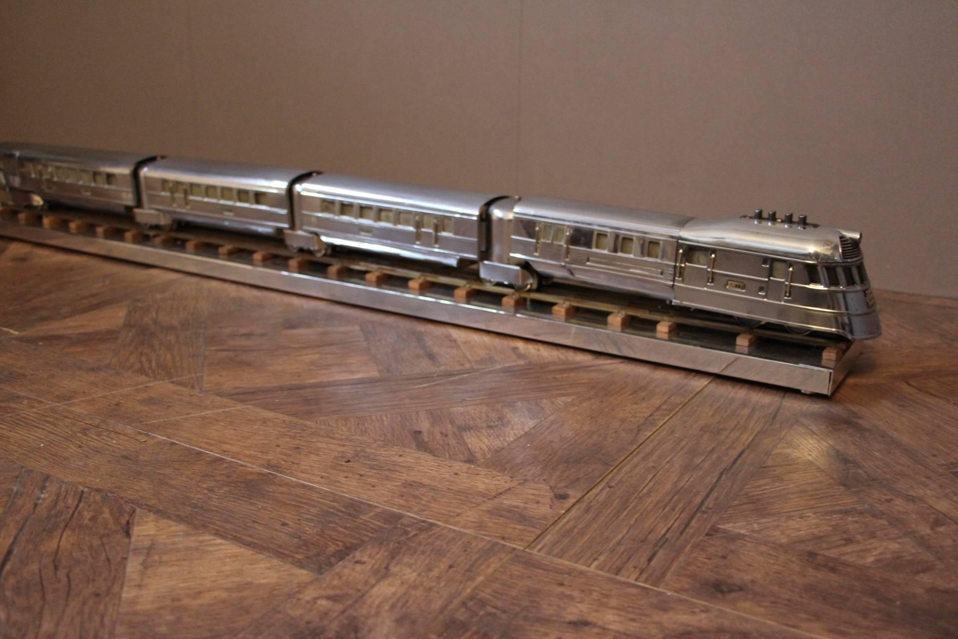 Mid-Century Polished Aluminium Train Model, Table Lamp with Led Lights In Excellent Condition In Saint-Ouen, FR