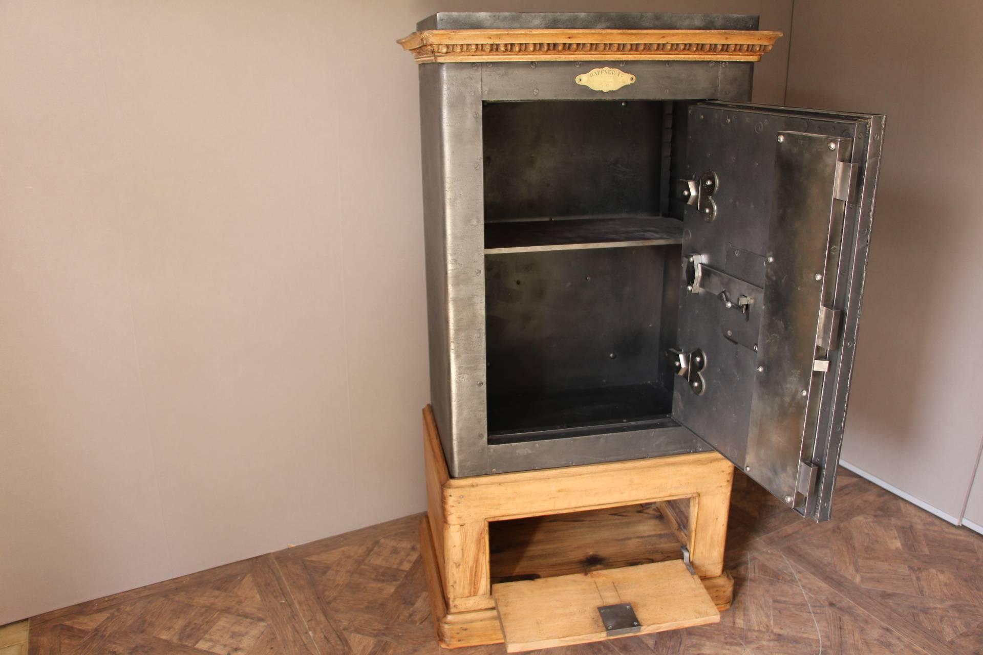 Beautiful French steel and iron safe opening with its keys and its four letters' combination. Fully functional. It features two doors, one on the top and another one in its base.
The top door reveals a very sturdy mechanism closing thanks to an