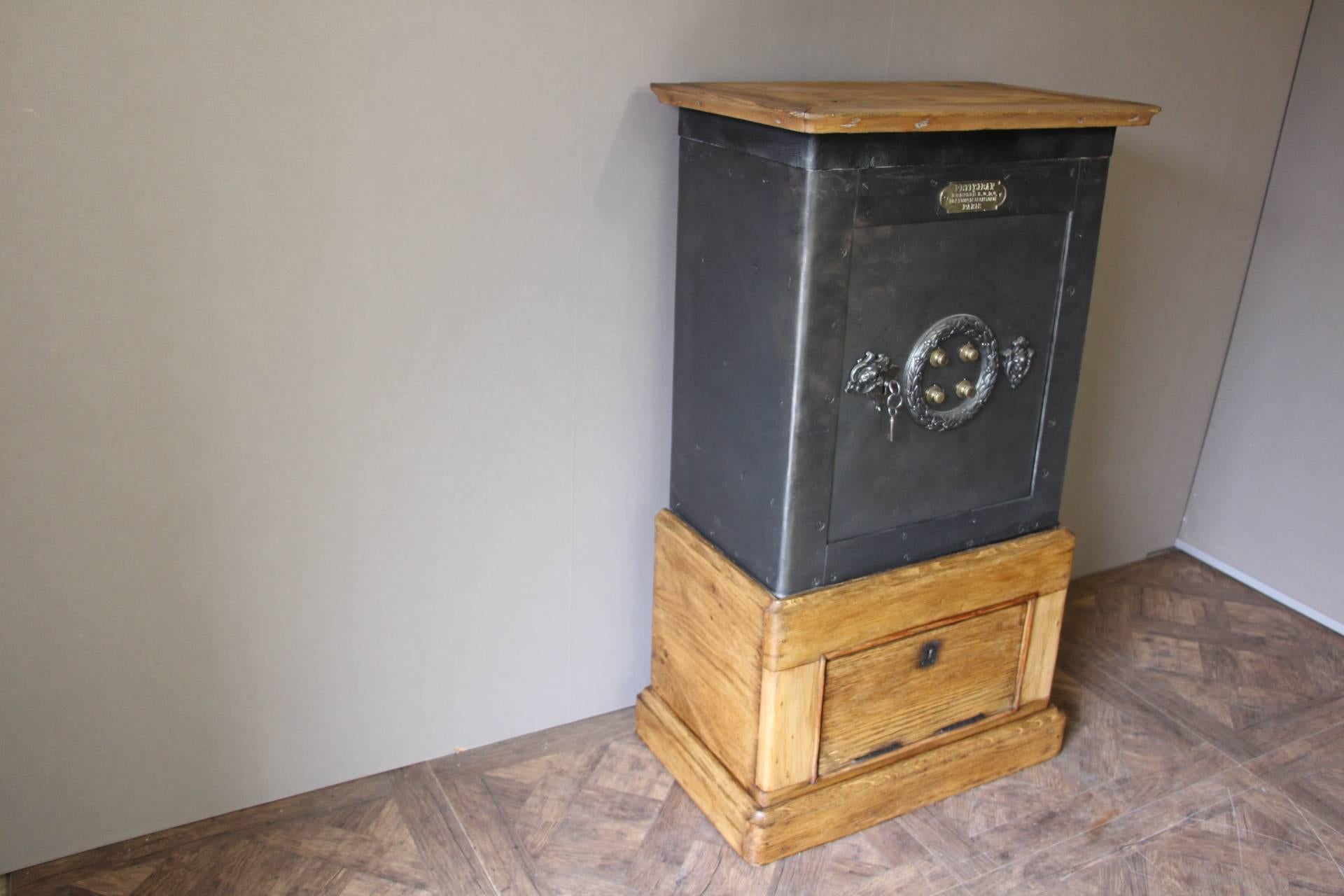 Beautiful French steel and iron safe opening with its keys and its four letters' combination. Fully functional. It features two doors, one on the top and another one in its base.
The top door reveals a very sturdy mechanism closing thanks to an