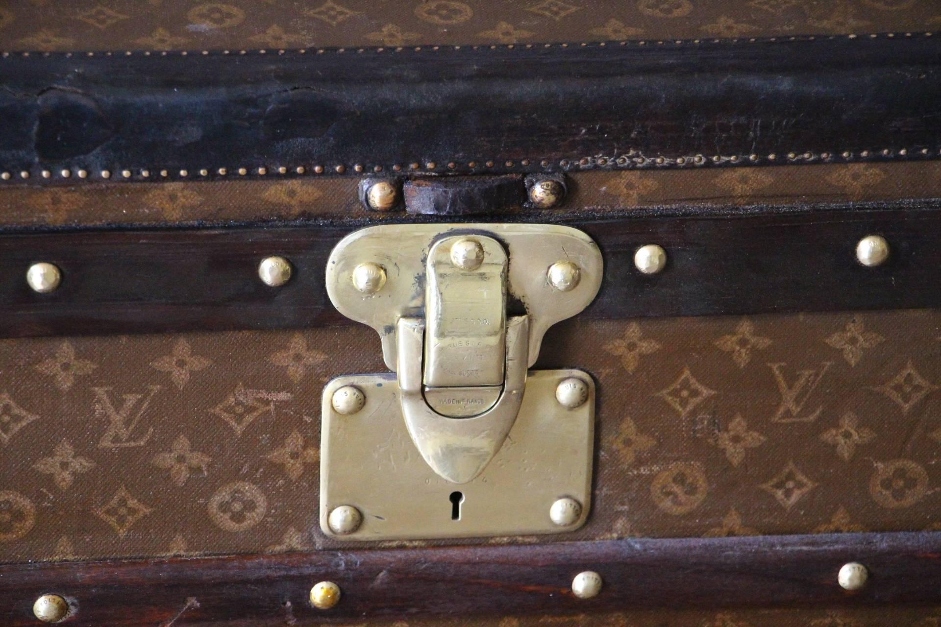 This magnificent Louis Vuitton steamer trunk is top of the range as far as it features leather trim, brass corners and all LV stamped locks, studs as well as side handles. Moreover it has got a very warm and elegant patina.
Its interior i sall