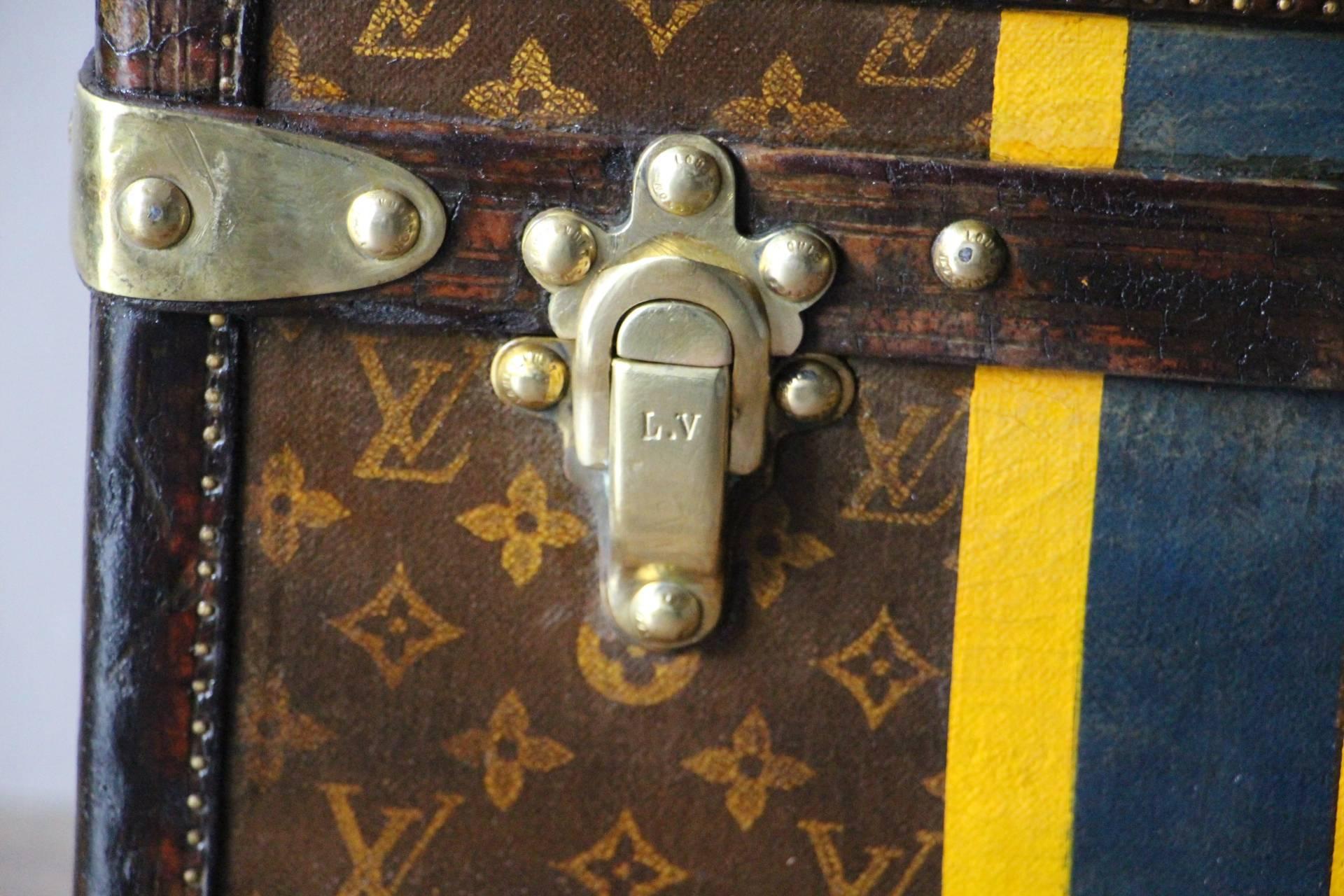 1920s Small Monogram Louis Vuitton Steamer Trunk, Malle Louis Vuitton In Good Condition In Saint-Ouen, FR