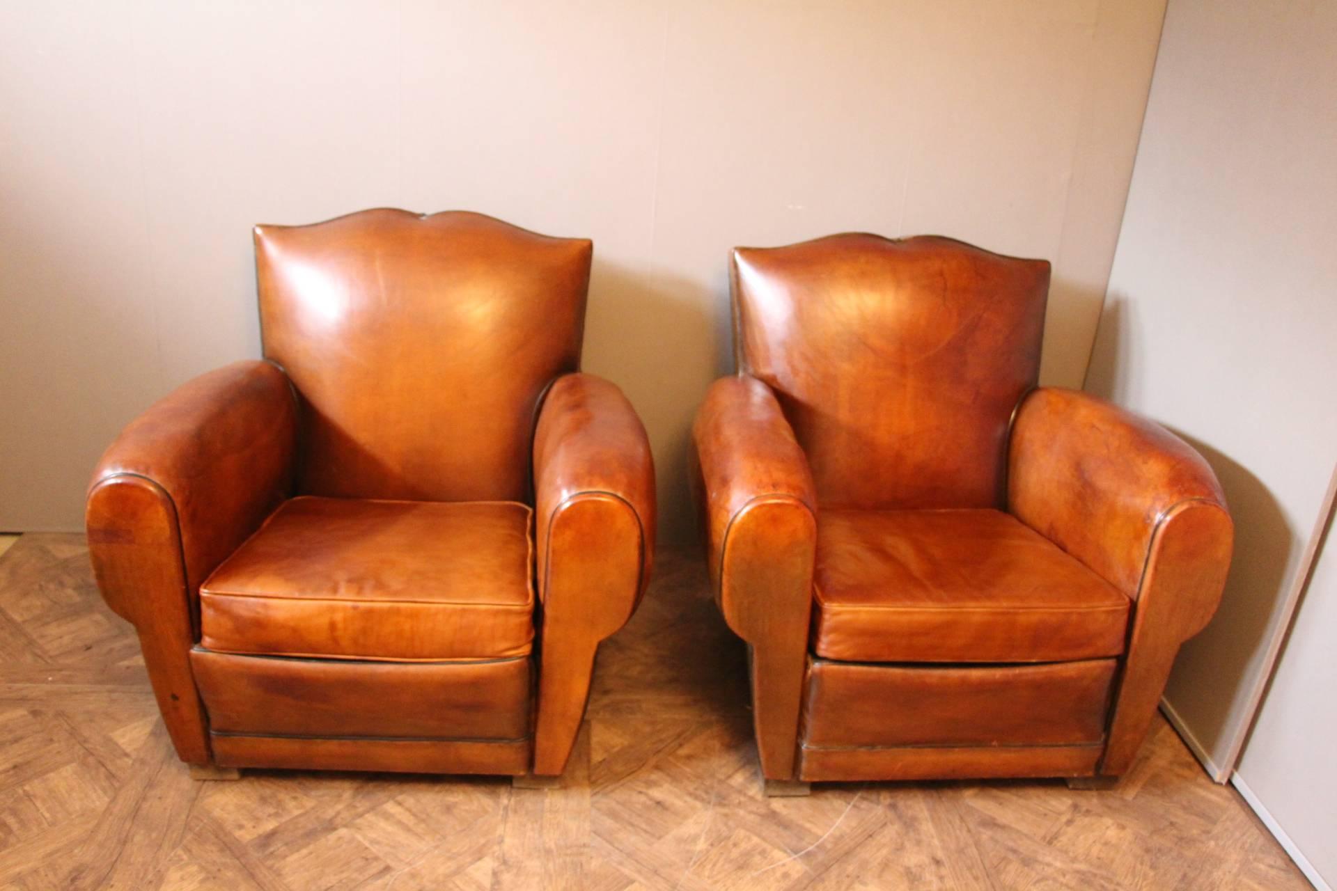 A beautiful pair of Art Deco French chairs in a rich brown patina leather.
Original leather, original upholstery which is worn but not worn out.
Classic Mustache style back and two separate seat cushions.
