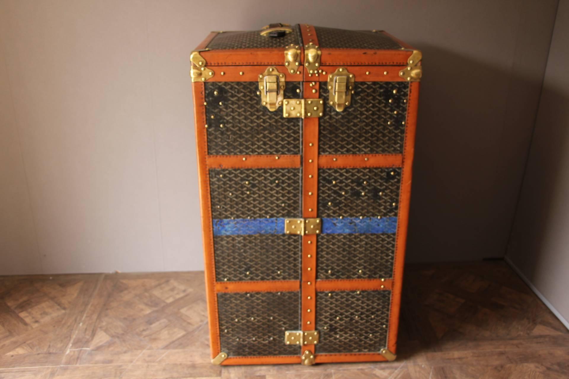 This beautiful Goyard wardrobe features the very famous and sought after chevrons canvas as well as all solid brass fittings. Its main lock is stamped Goyard and has got its original key. It has got a double lift top that closes thanks to four brass