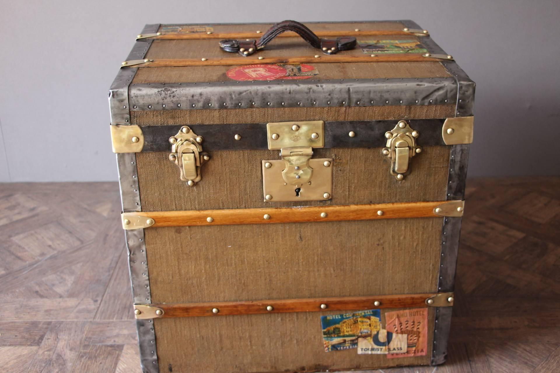 This very nice Goyard hat trunk features light brown canvas, solid brass locks, corners and studs as well as silver steel trim.
Leather handle on the top.
Two little plaques on the sides written: Malles Goyard Paris.
Many traveling