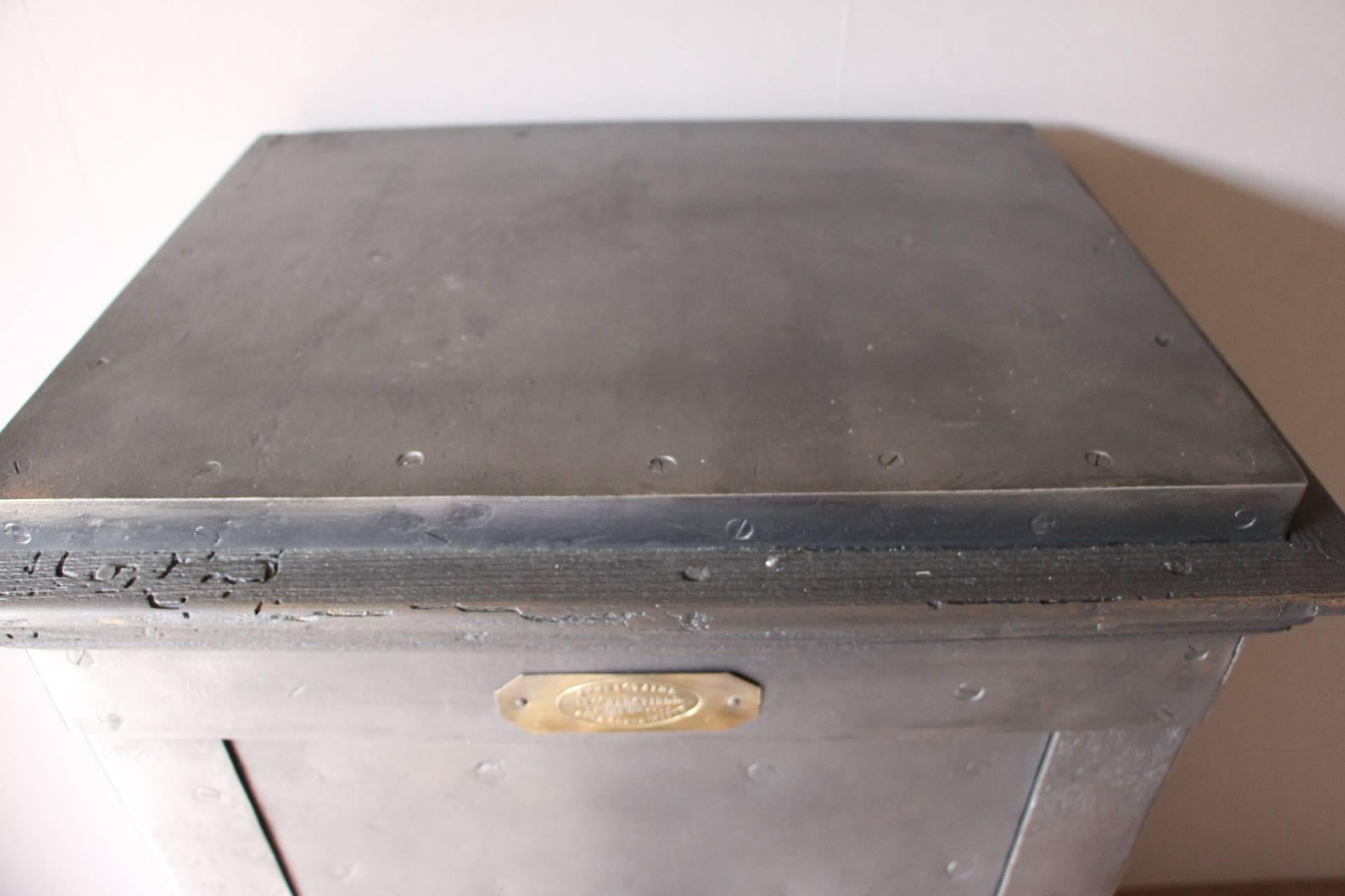 Beautiful French steel and iron safe opening with its keys and its four letters' combination. Fully functional. It features two doors, one on the top and another one in its base.
The top door reveals a very sturdy mechanism closing thanks to an