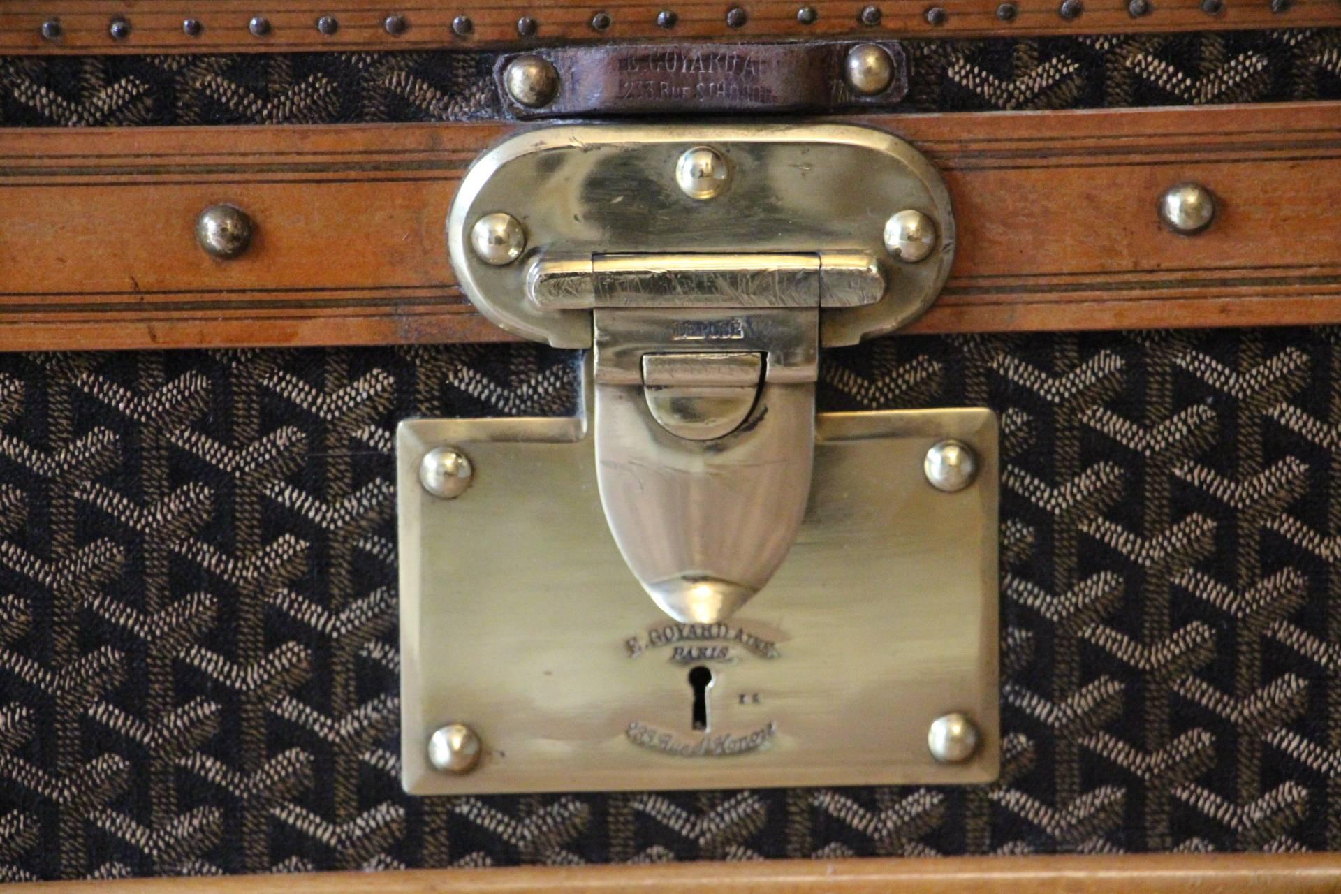 This Aine Goyard trunk has got very nice and unusual proportions as well as a beautiful, warm patina.
It features its famous and sought after chevron canvas, its original brass stamped lock, brass stamped clasps and brass stamped handles.
It still