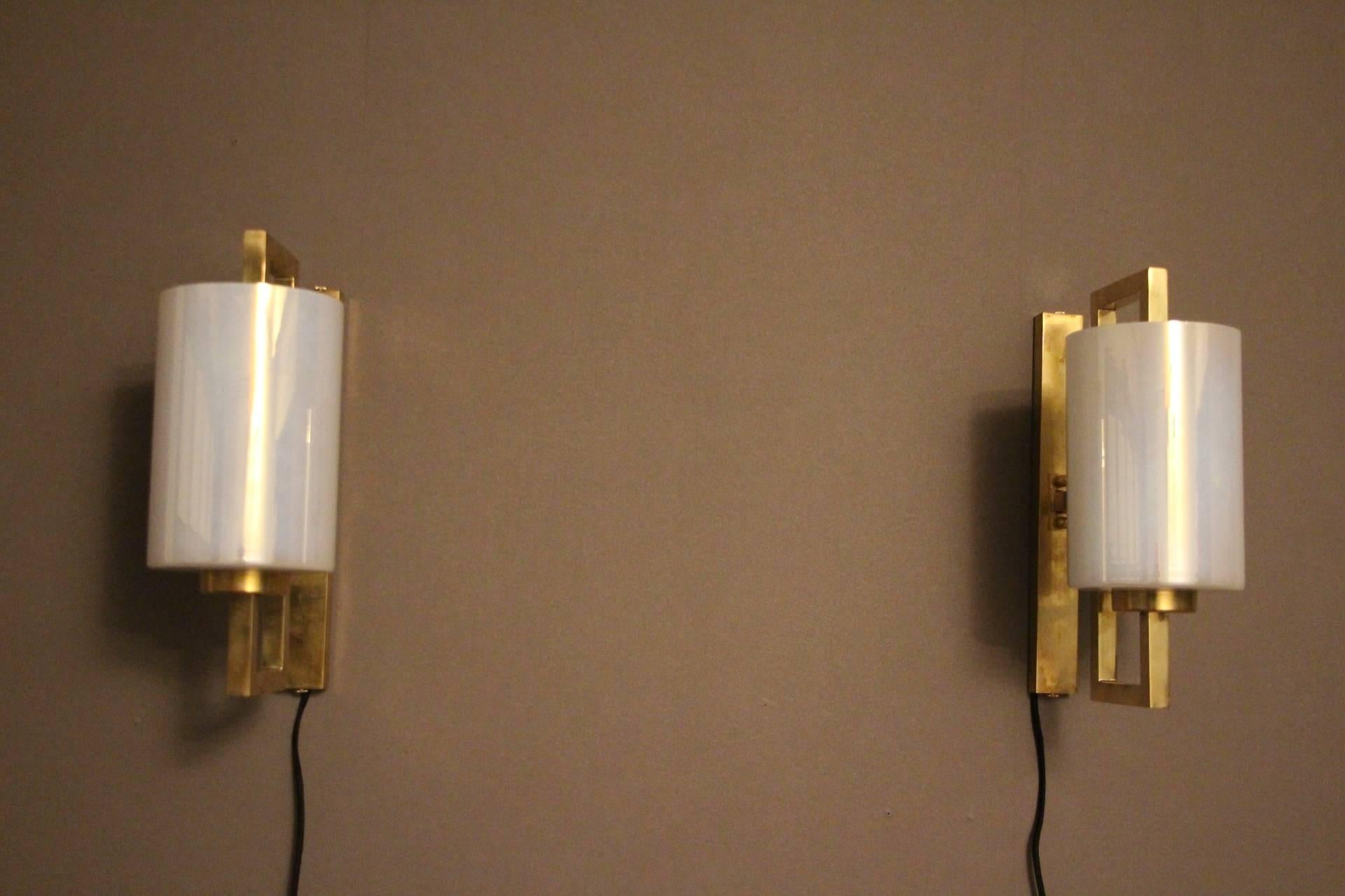 Pair of White Murano Glass and Brass Sconces, Iridescent and Pearly Cylinder In Excellent Condition In Saint-Ouen, FR