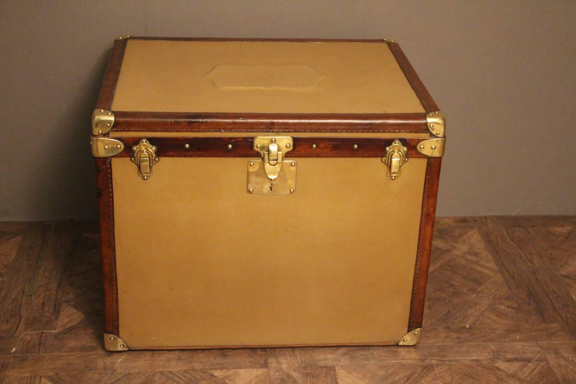 This gorgeous steamer trunk features a beautiful golden beige canvas, leather trim as well as solid brass fittings: side handles, locks, corners and studs. On the top, there is a kind of plaque covered with canvas showing the initials: G.V
Its