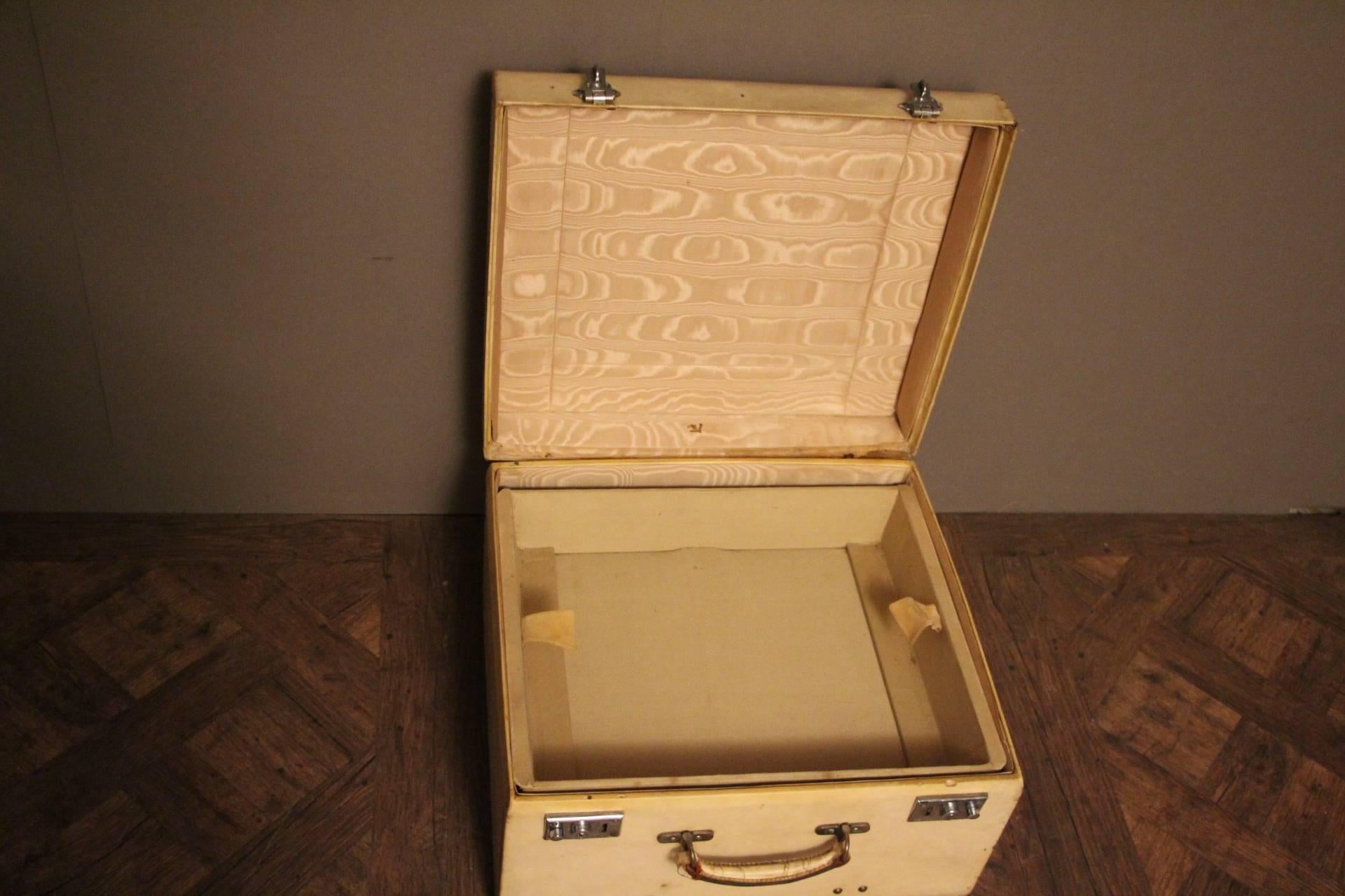1920s Small Beige Vellum Steamer Trunk For Sale 3