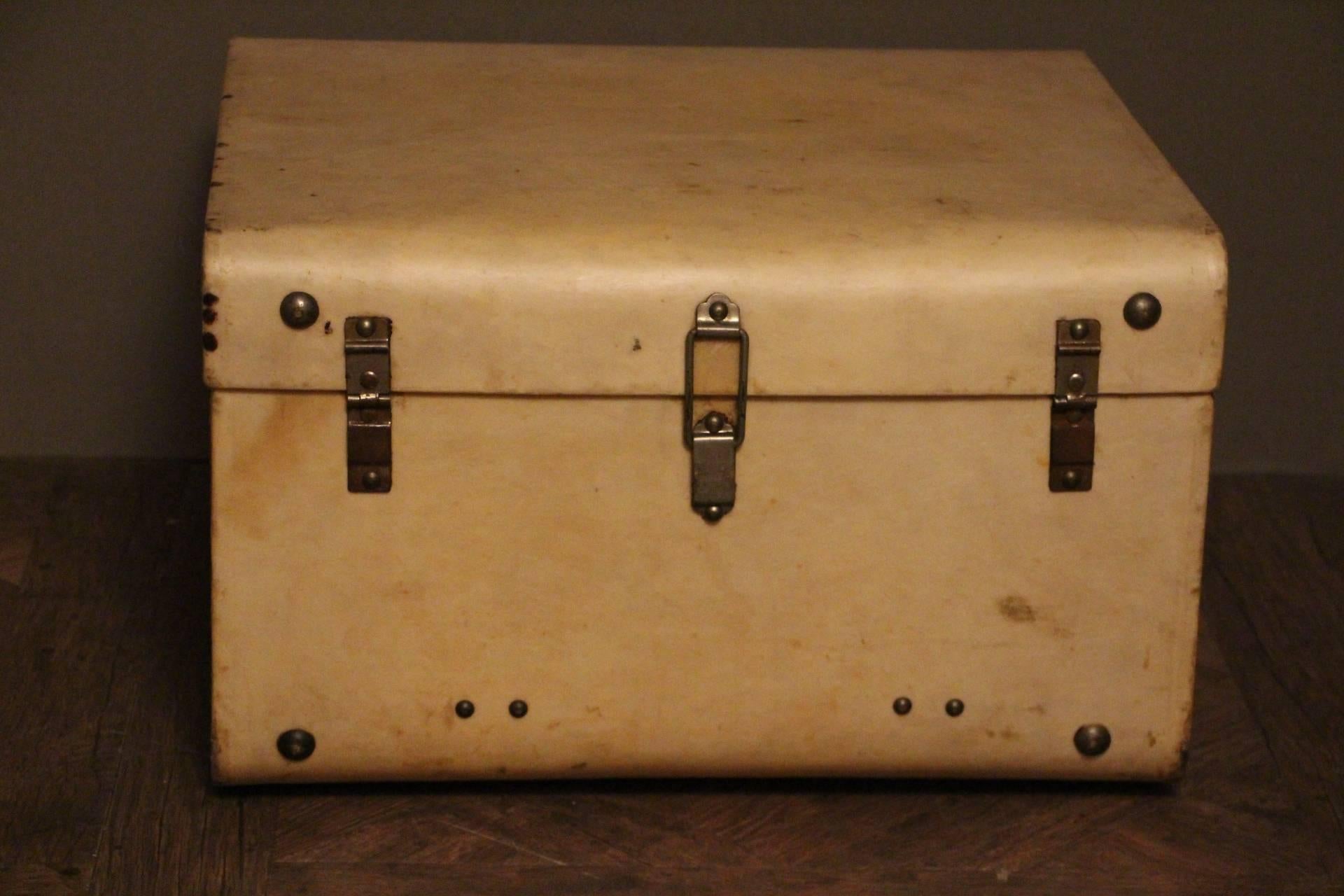 1920s Small Beige Vellum Steamer Trunk In Good Condition For Sale In Saint-Ouen, FR