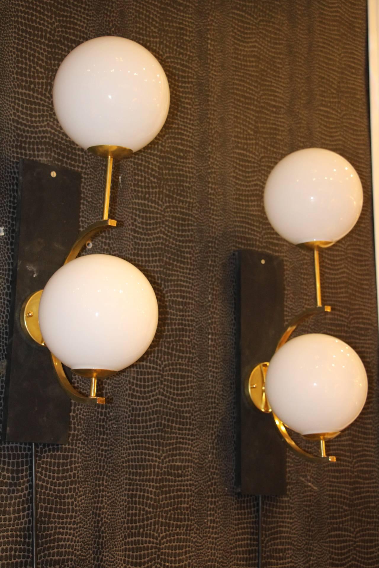 Italian Modern Midcentury Pair of Brass and White Glass Sconces In Excellent Condition In Saint-Ouen, FR