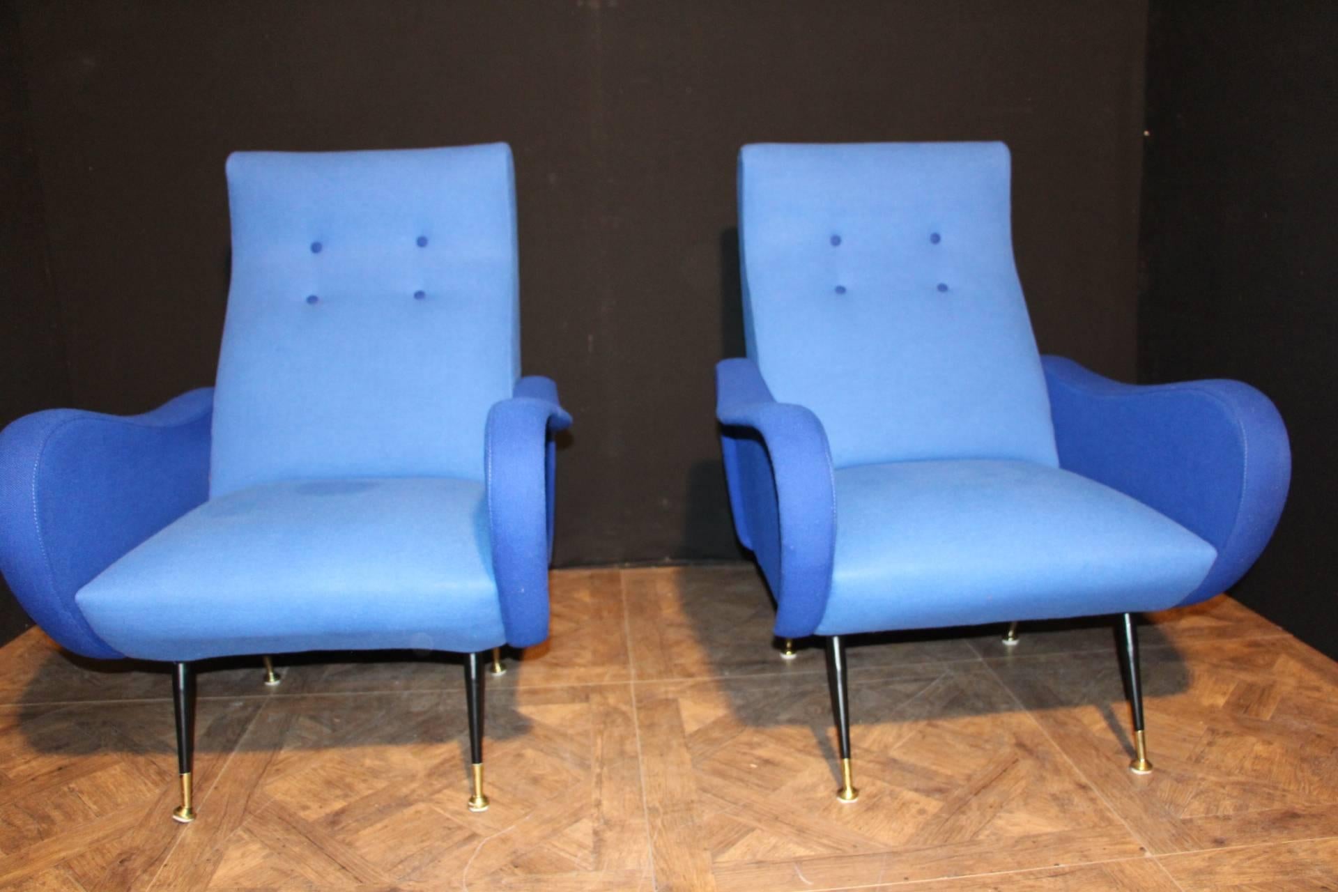 These armchairs are very elegant with their doube vibrant blue colors.They have got black lacquered steel and brass legs with brass sabots.
Moreover they offer relaxing comfort.