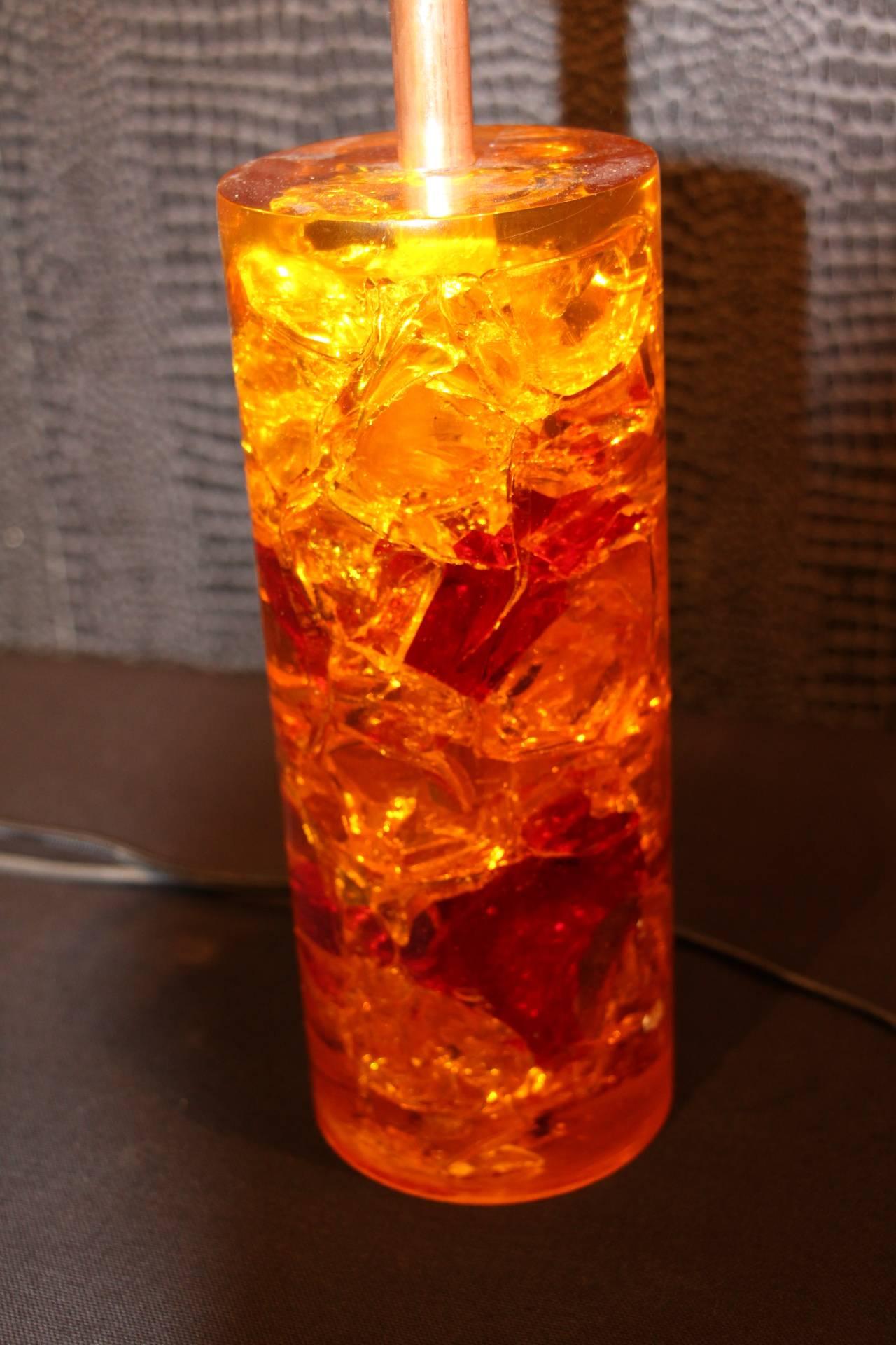 This cylindrical pair of lamps is very poetic with all its small captivated fragments..Its color ranges from yellow to vivid orange with red inclusions.It always seems to be in movement...
Its total height including its bulb is 44 cm and the height
