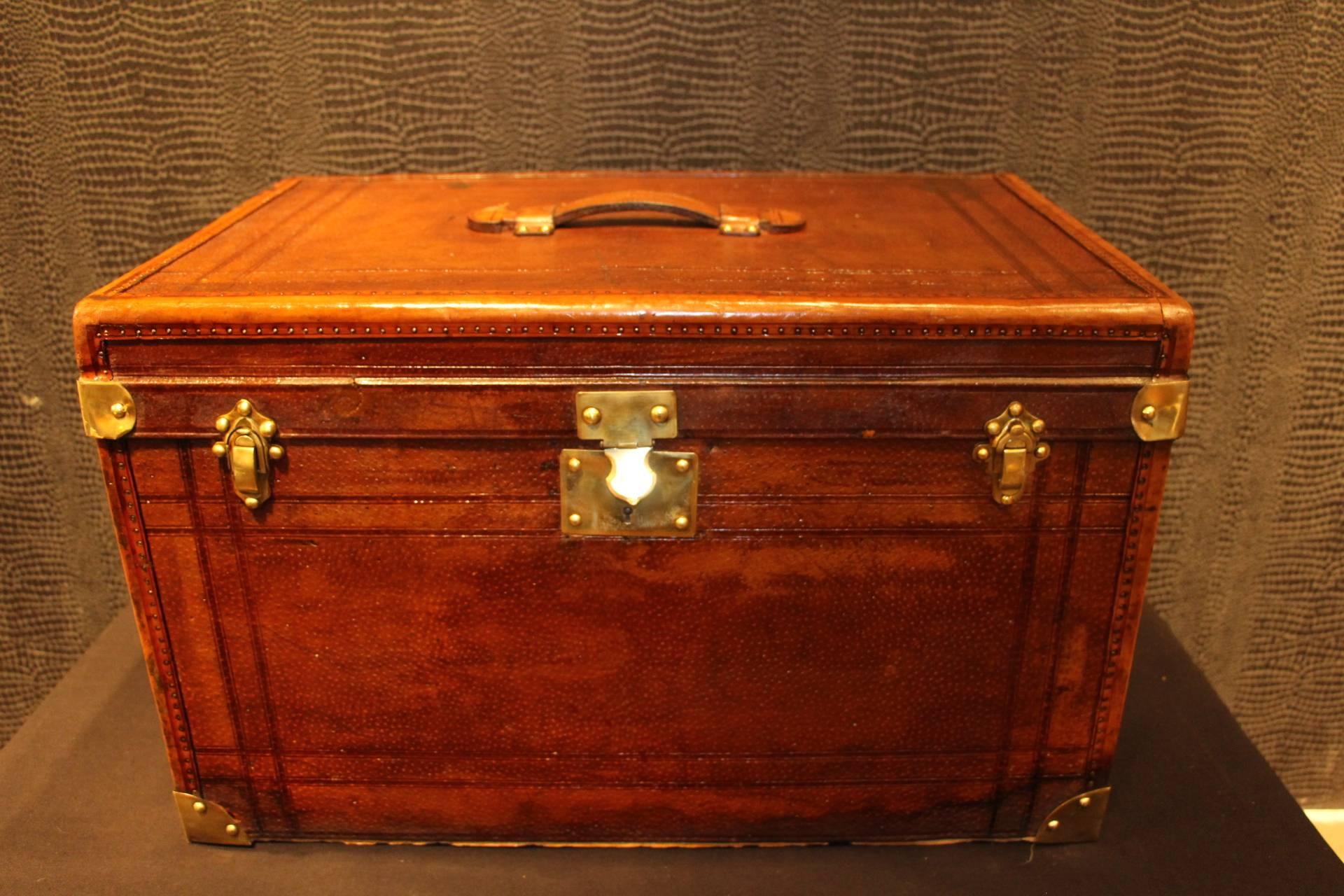 This large leather hat trunk has got brass fittings and a very warm patinated leather.Its interior has been relined and is perfectly clean sothat this piece can be used for storage.

Free shipping to many destinations,have a look at our packing