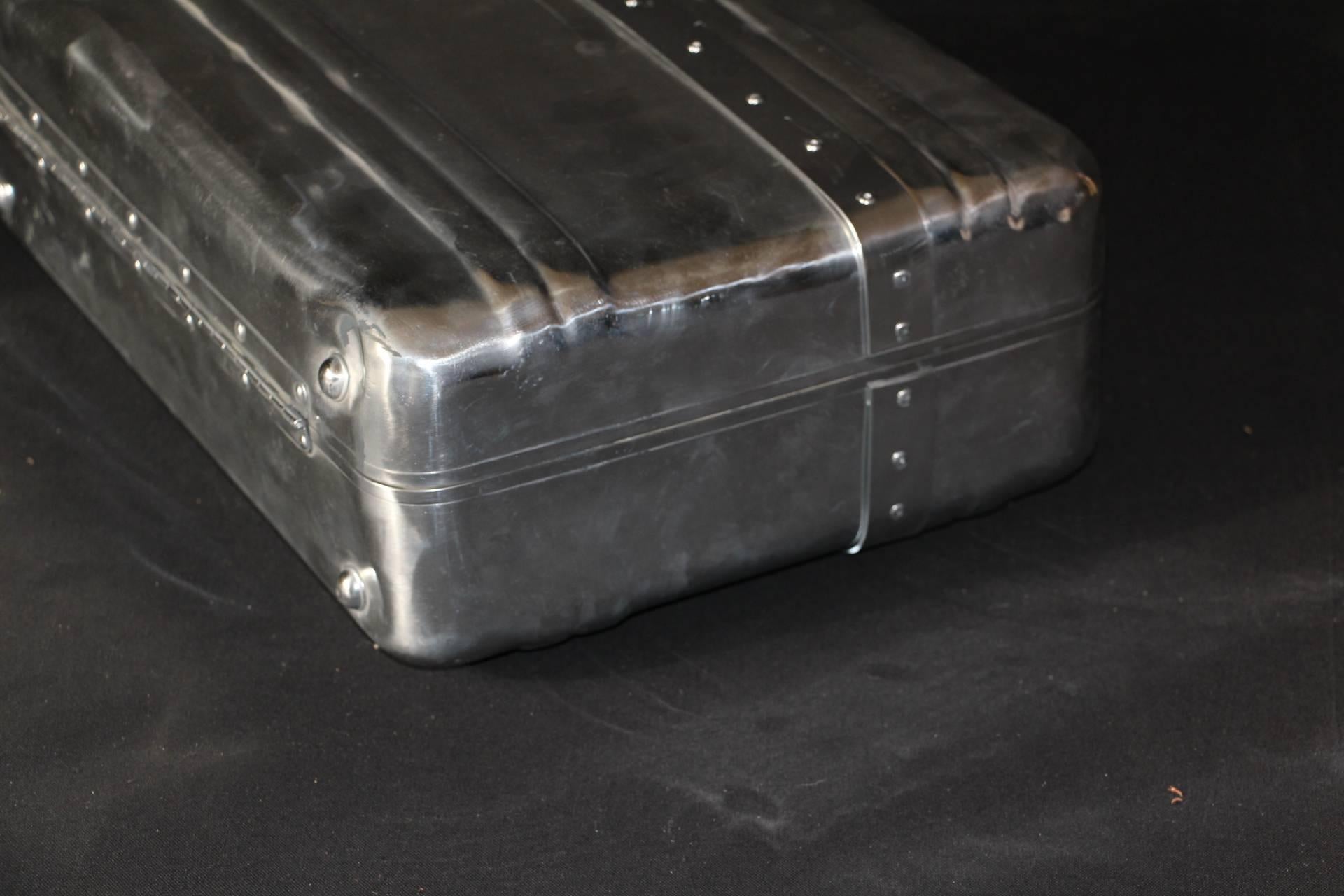 This mirror polished aluminum suitcase is excellent for visual effect and can be used as a piece for decoration in a high end interior.
It can also be perfect for travel.
Clean inside.
We have several of them in very good condition too and we can
