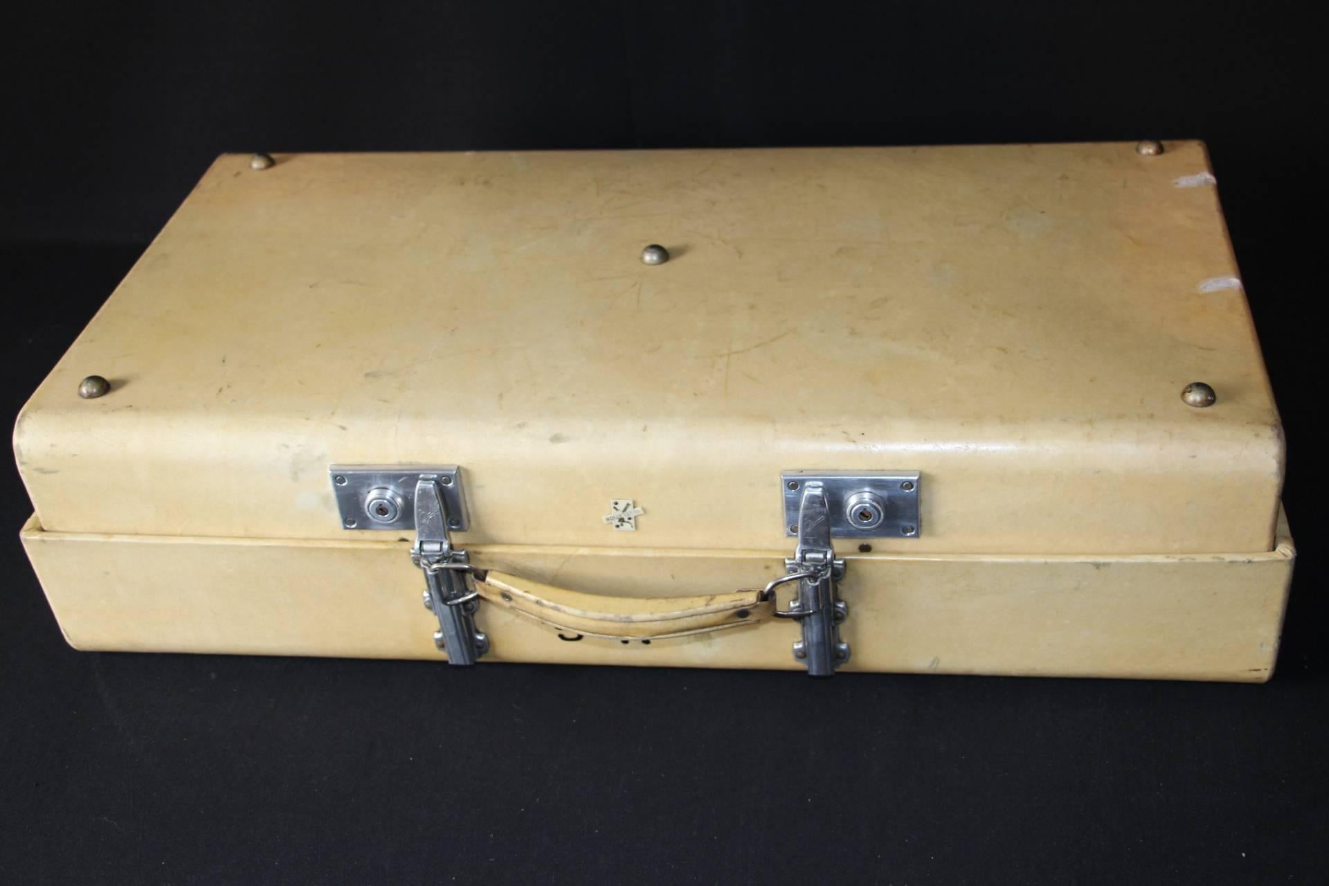 1930s Revelation Vellum Suitcase In Excellent Condition In Saint-Ouen, FR