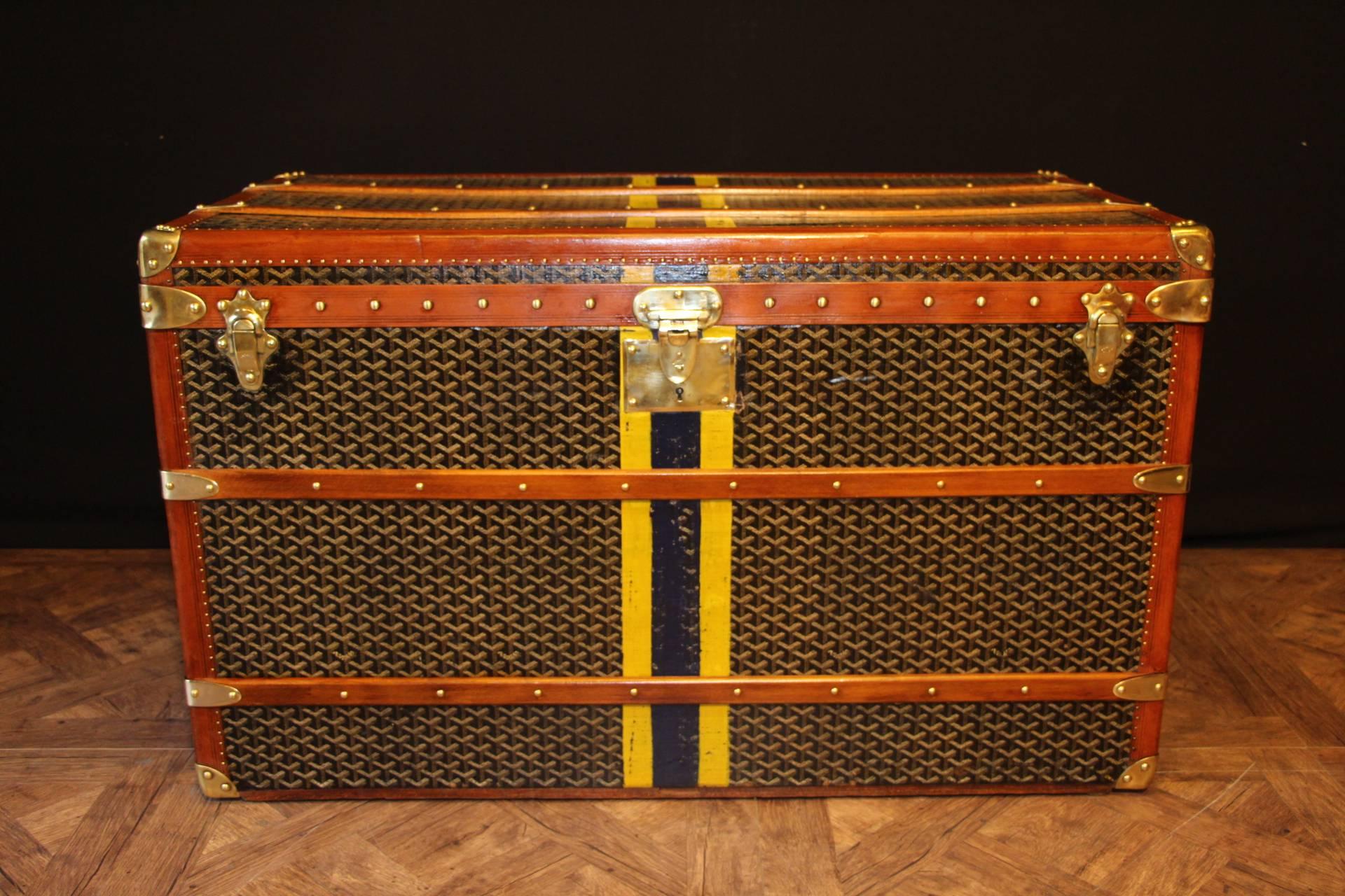 Very Large 1920's Chevrons Canvas Goyard Steamer Trunk In Excellent Condition In Saint-Ouen, FR