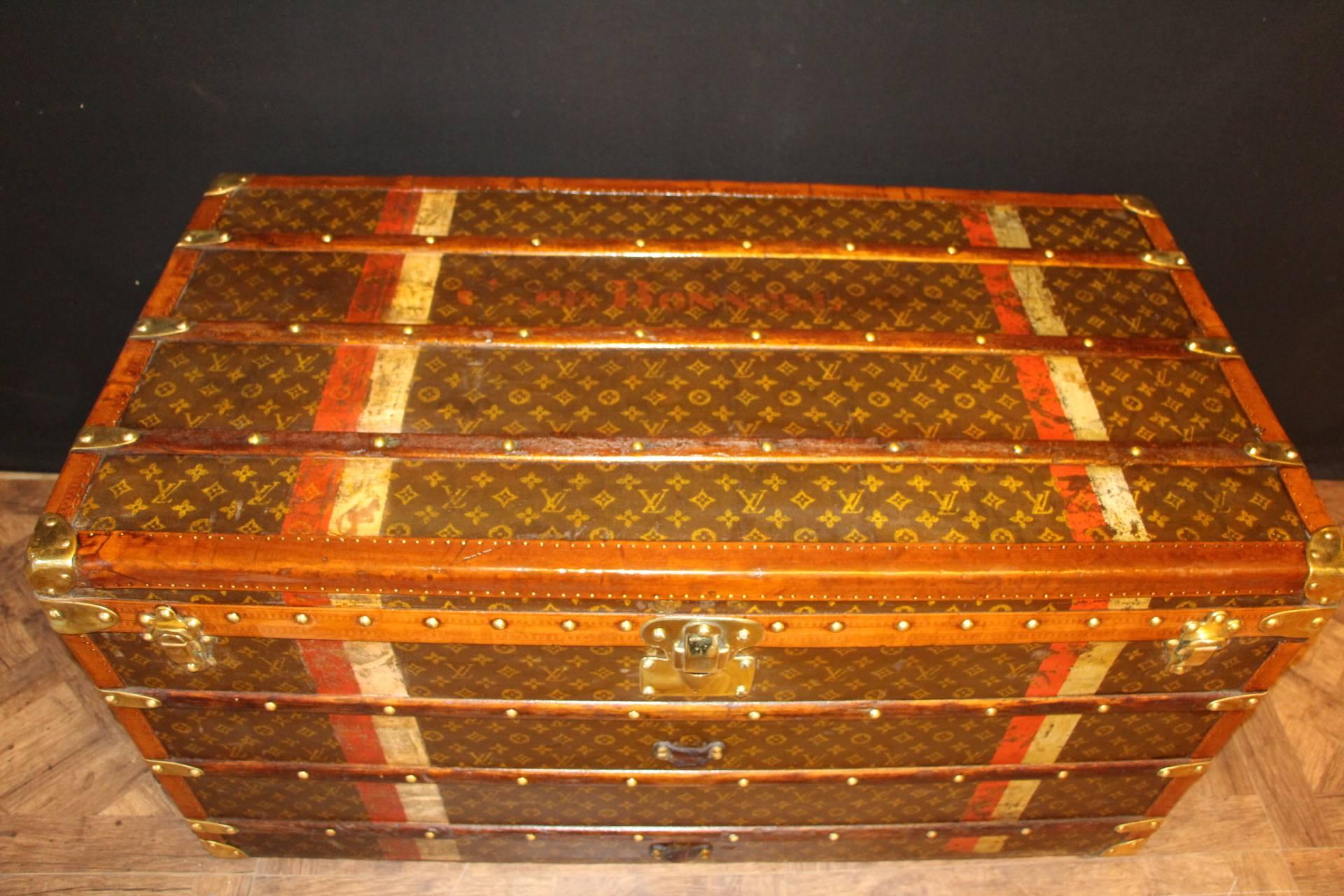 Large 1920s Louis Vuitton Stenciled Monogramm Canvas Courrier Steamer Trunk In Excellent Condition In Saint-Ouen, FR