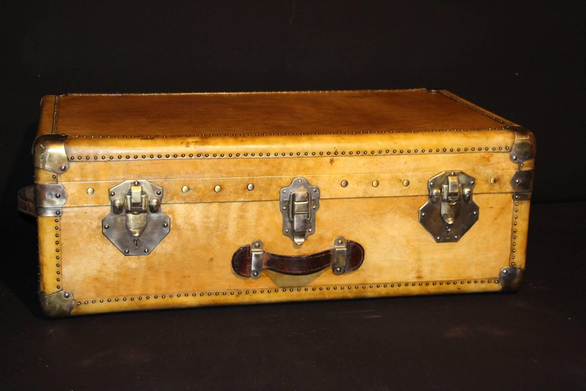 This cabin trunk features vellum,leather handles and aluminum fittings.It has got a very warm patina and is very elegant.
Original yellow interior with a removable tray ,clean and fresh.
Could easily be used for storage
