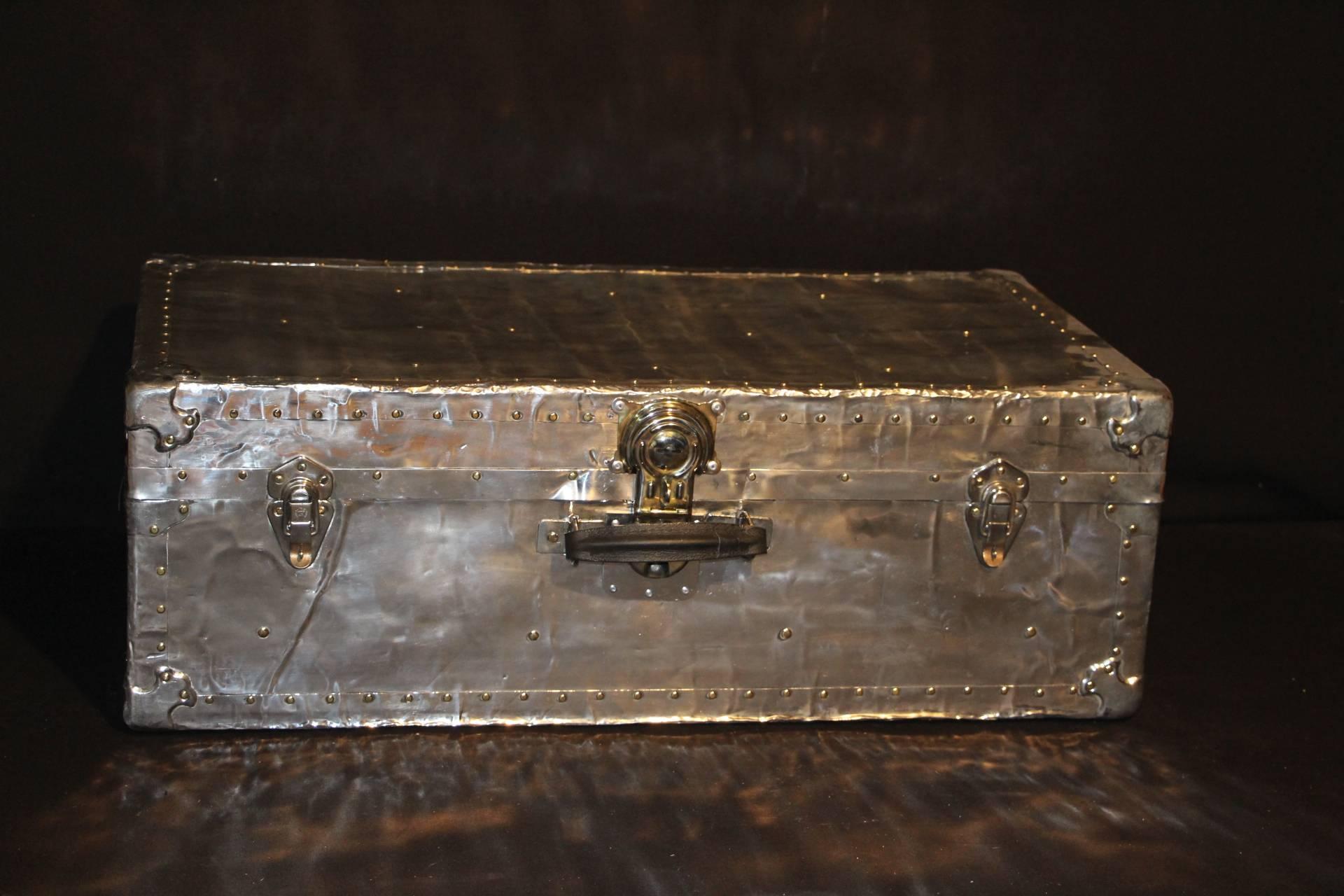 

This polished aluminium cabin trunk is very unusual.
It is magnificent and mirror polished.
Its interior has kept its origina fabric .
It would be perfect as a coffee table.
