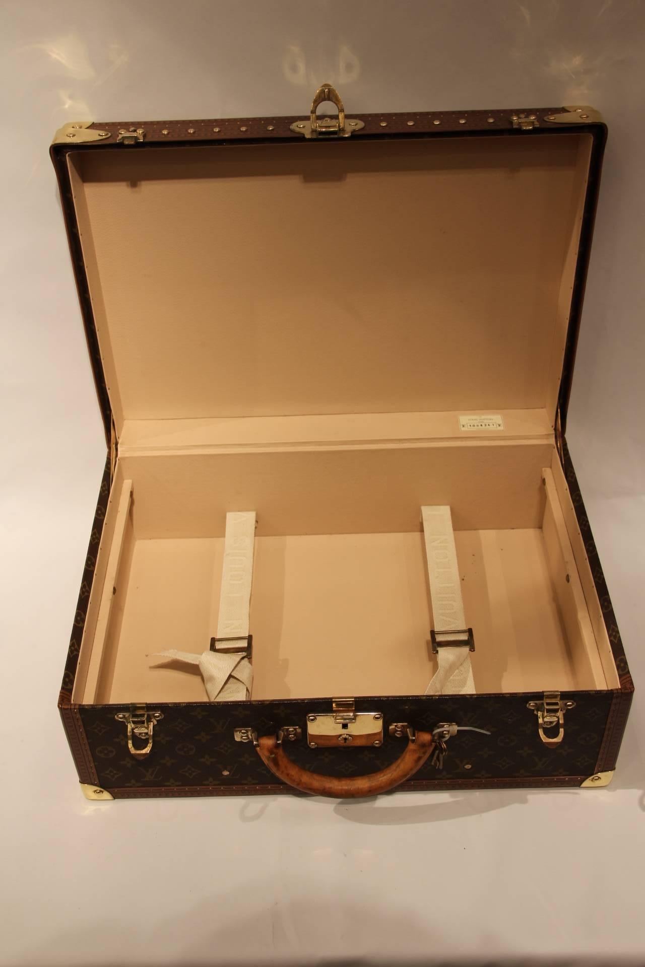 Magnificent Louis Vuitton monogramm suitcase.All brass fittings.
Interior in perfect condition except a stain on the removable tray(as shown on photos). 
1 key.
