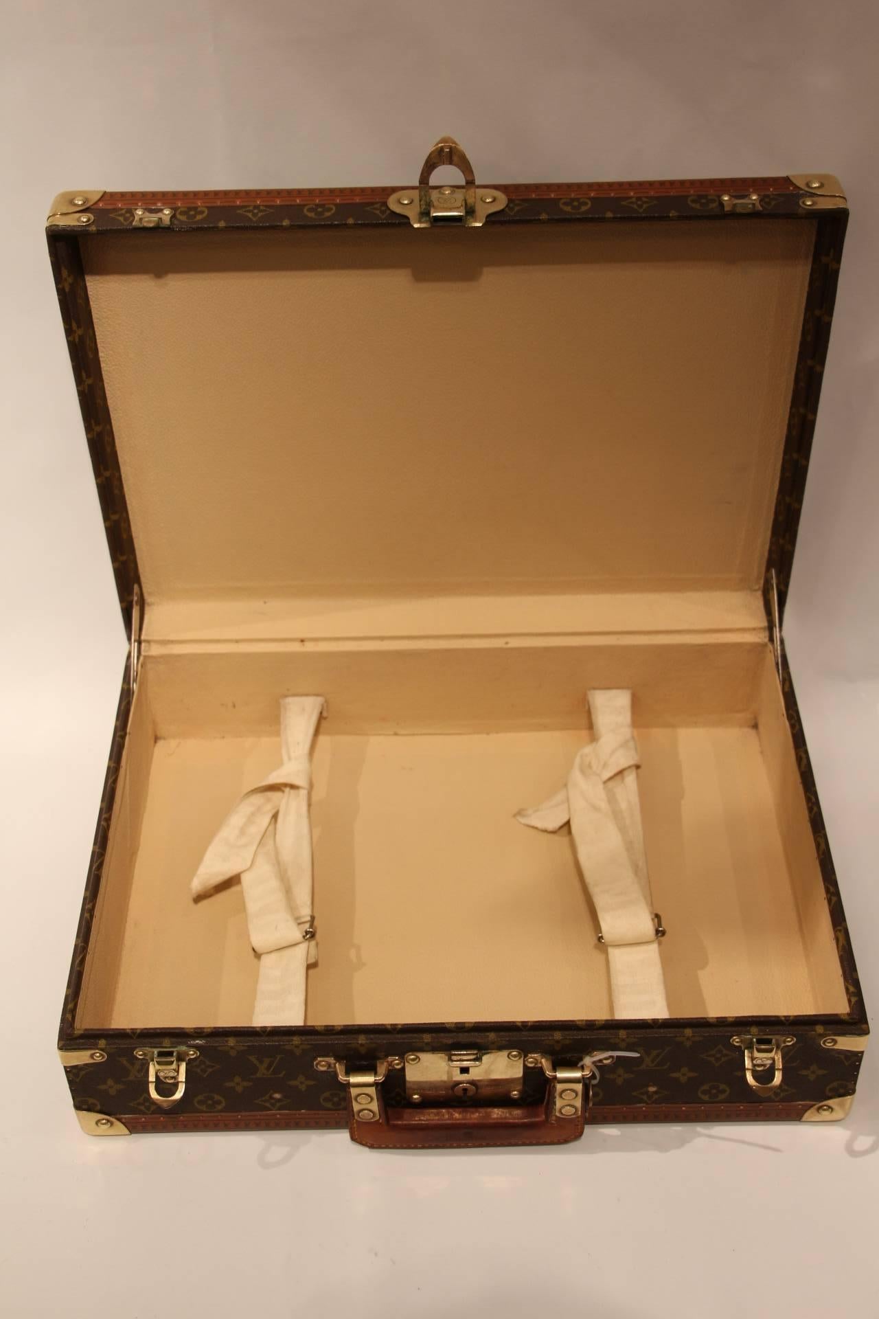 Very nice Louis Vuitton monogramm suitcase ,all brass fittings.
Very clean original interior.
It can be used for travel or as a very chic piece of decoration.

