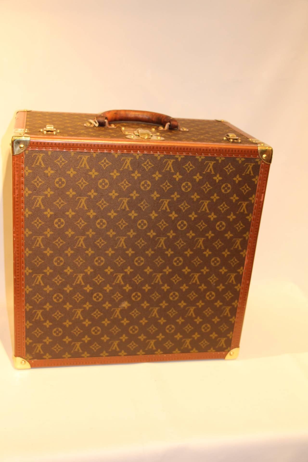 This beautiful Louis Vuitton hat box features monogram canvas,brass fittings and leather handle.
Interior is in perfect condition with its removable webb basket.
It could be used as a small coffee table or side table as well as for travel.