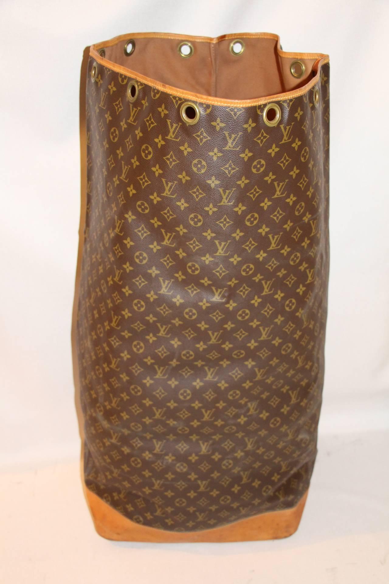 This impressive Louis Vuitton bag features monogram canvas in very good condition, its leather part has very few stains scratches. Its interior is in very good condition too. It comes with its original Louis Vuitton brass D-Ring and padlock to lock