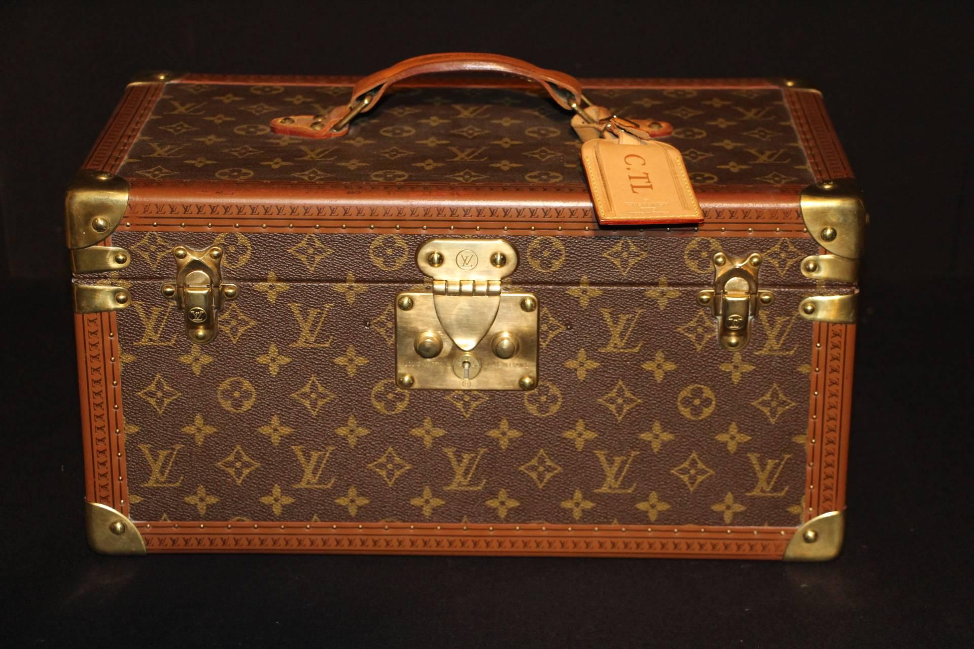 
This beauty case features monogram canvas and all brass fittings.
All studs are marked as well as its leather handle.
Interior:beige coated canvas,adjustable leather straps for holding materials,
detachable half tray on the top.
Under the lid
