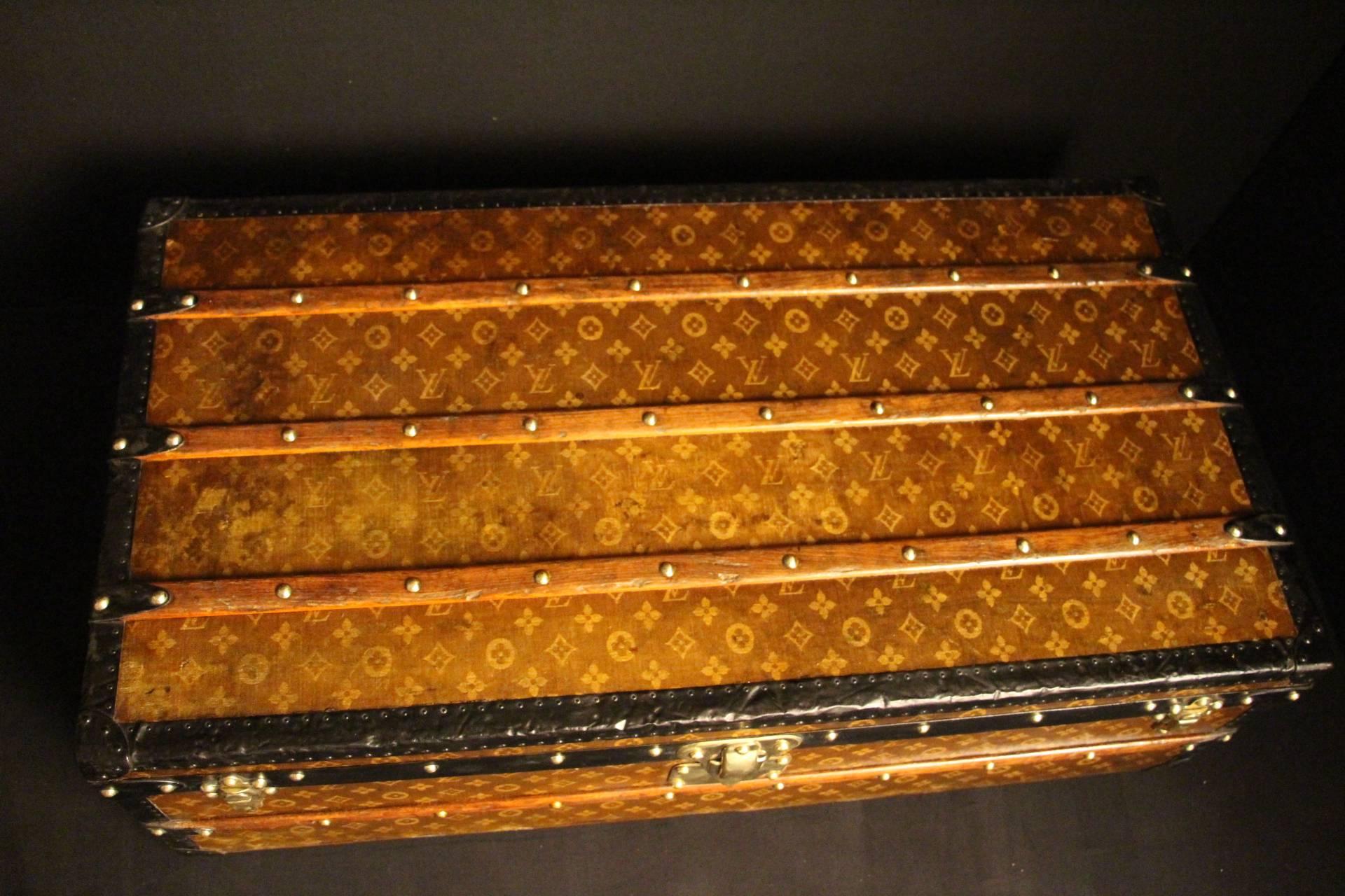 This Louis Vuitton trunk is very unusual because it features tissé canvas. It has got black steel trim, side handles and brass locks. Leather trim, brass handles. It has very elegant proportions and a very warm patina.
Its interior has been very