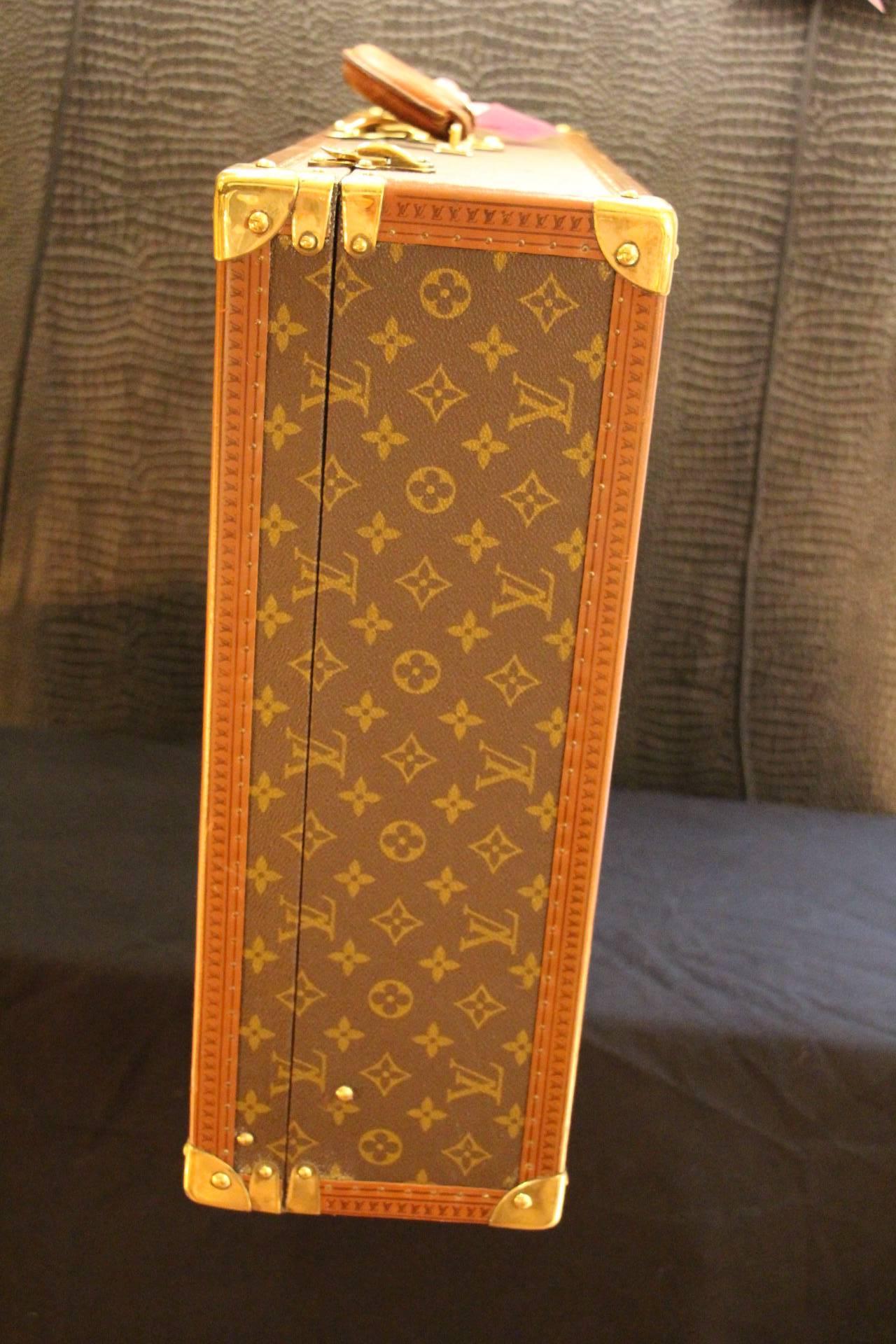 This very nice Louis Vuitton monogram suitcase features all brass fittings
Interior in perfect condition. 
Two keys.