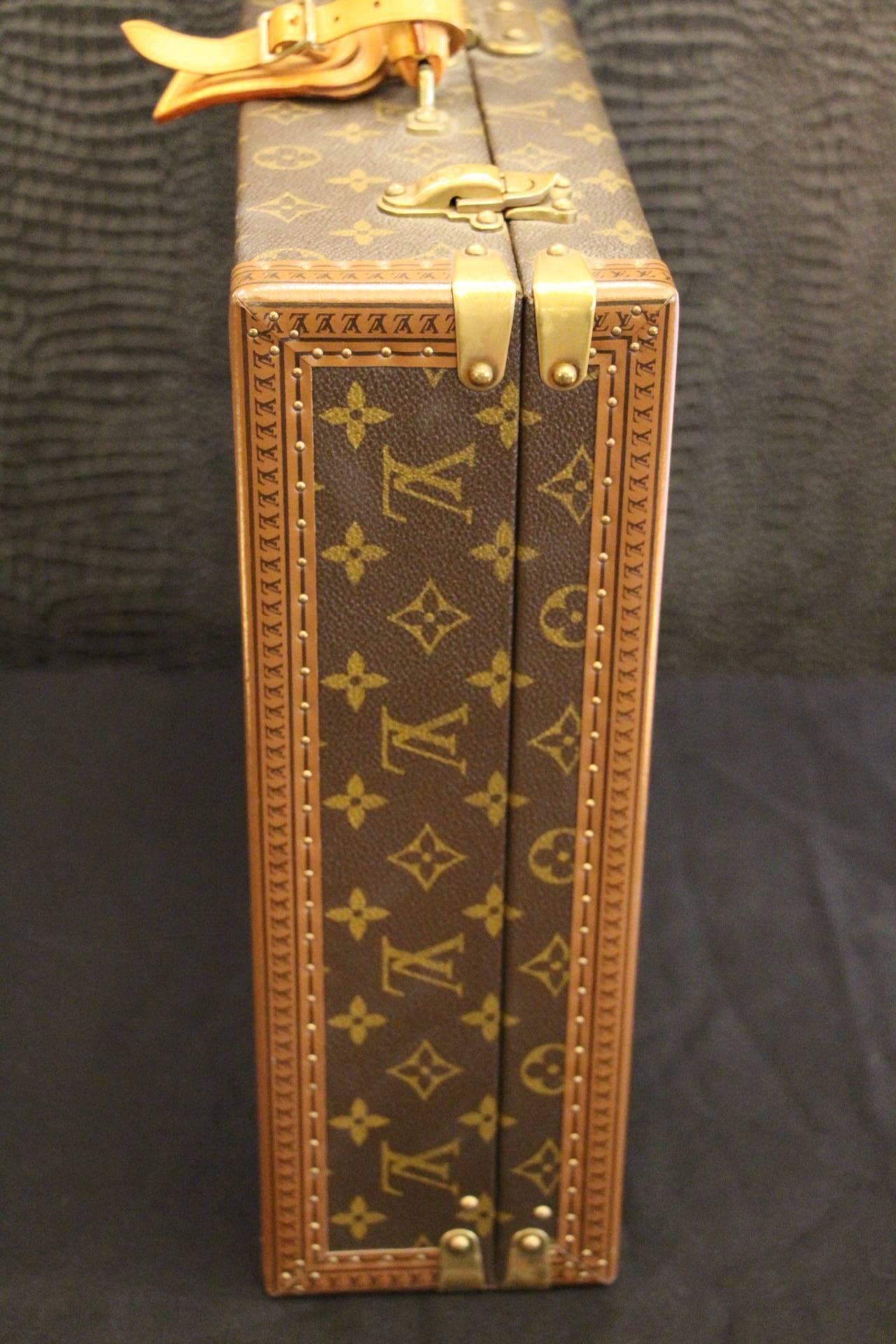 Beautiful monogramm Louis Vuitton attaché case featuring brass corners, brass locks and round leather handle.
Beautiful brown interior.