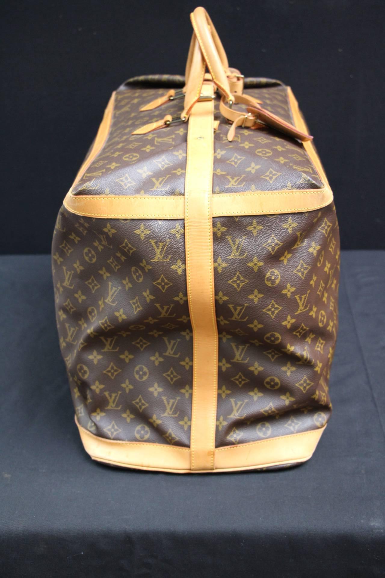 Beautiful travel bag in monogram canvas and leather. This large size is no longer available in Louis Vuitton stores. This is a collector piece.
It features its serial number and it still has got it name holder.
Its exterior is in perfect condition