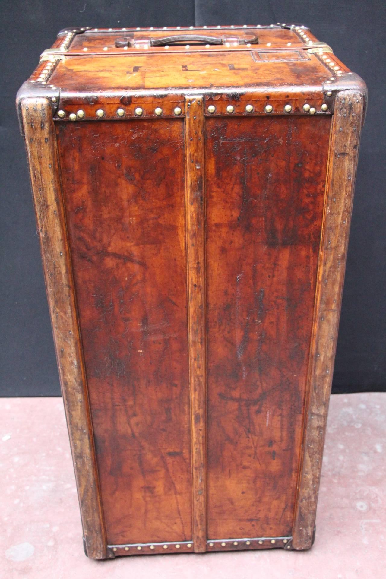 1900s All Leather Louis Vuitton Wardrobe Steamer Trunk, Coffee Table In Excellent Condition In Saint-Ouen, FR