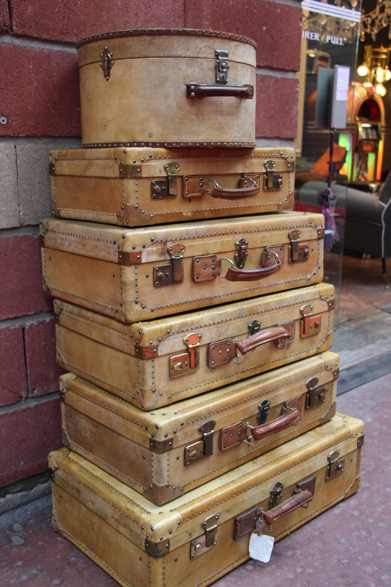 Set of Vellum Pieces of Luggage, Five Vellum Suitcases and One Round Hat Box In Good Condition In Saint-Ouen, FR