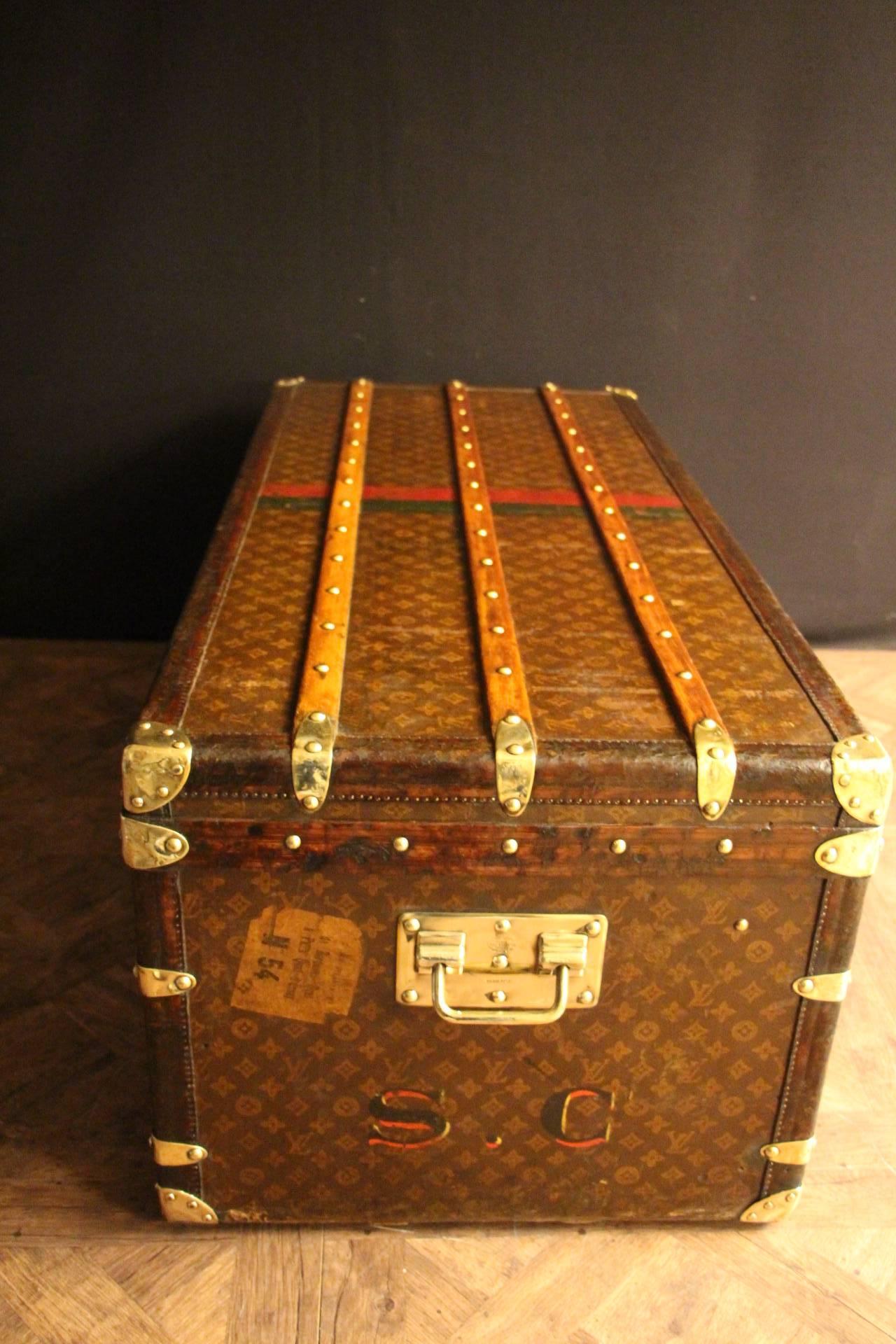 This Louis Vuitton steamer trunk is very rare because of its incredibly length.
Moreover this is a top of the range trunk from Louis Vuitton as far as it features stenciled monogram canvas, all leather trim and brass LV stamped locks, brass LV