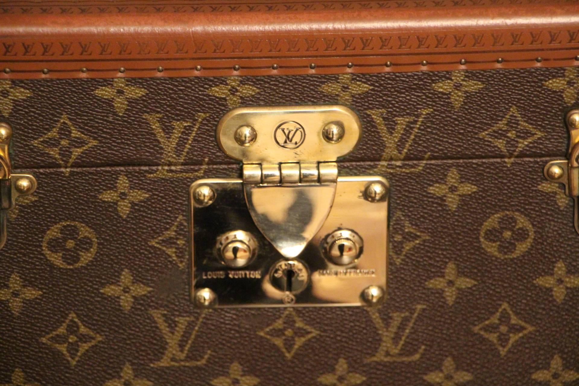 This beauty case features monogram canvas and all brass fittings.
All studs are marked as well as its leather handle.
Interior: beige coated canvas, adjustable leather straps for holding materials. Very clean and fresh.
Removable little