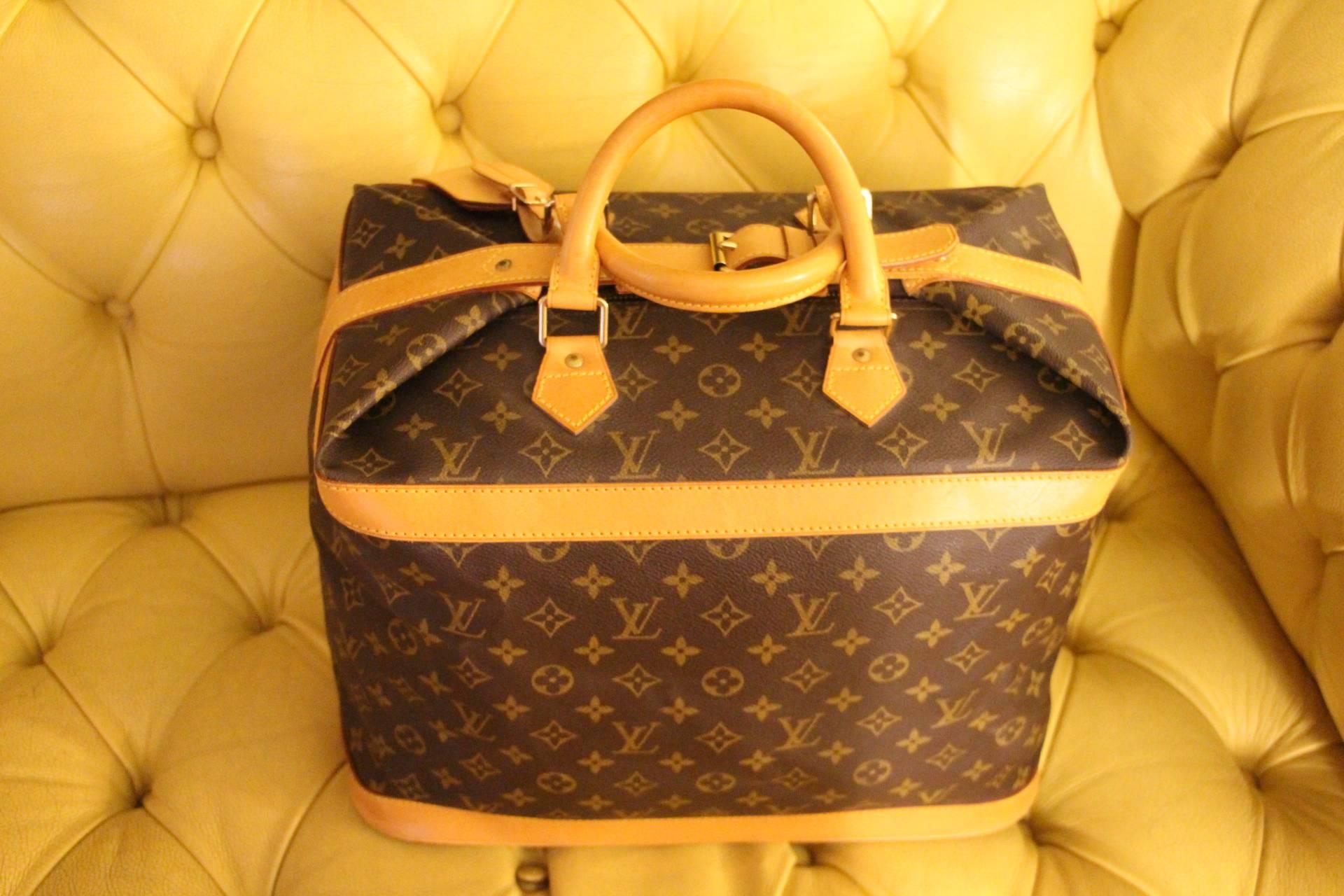 Beautiful travel bag in monogram canvas and leather. This monogram is no longer available in Louis Vuitton stores. This is a collector piece.
Cabin size
It features its serial number and it still has got it name holder.
Its exterior is in perfect