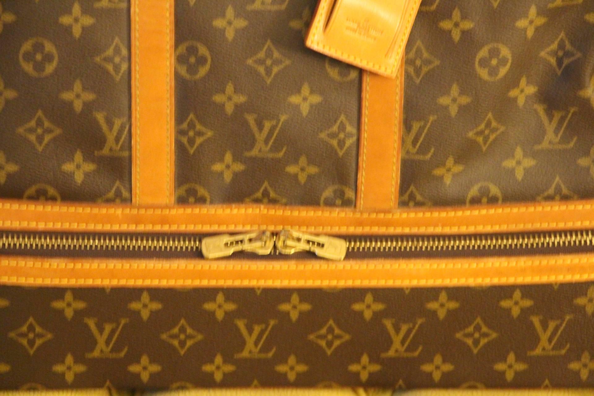 This bag is a very unusual model. Horizontally, it opens on a separate rigid compartment to put fragile items like make up, perfume bottles, after shave and so on. Original LV name holder.
As this bag cannot be found any longer in Louis Vuitton